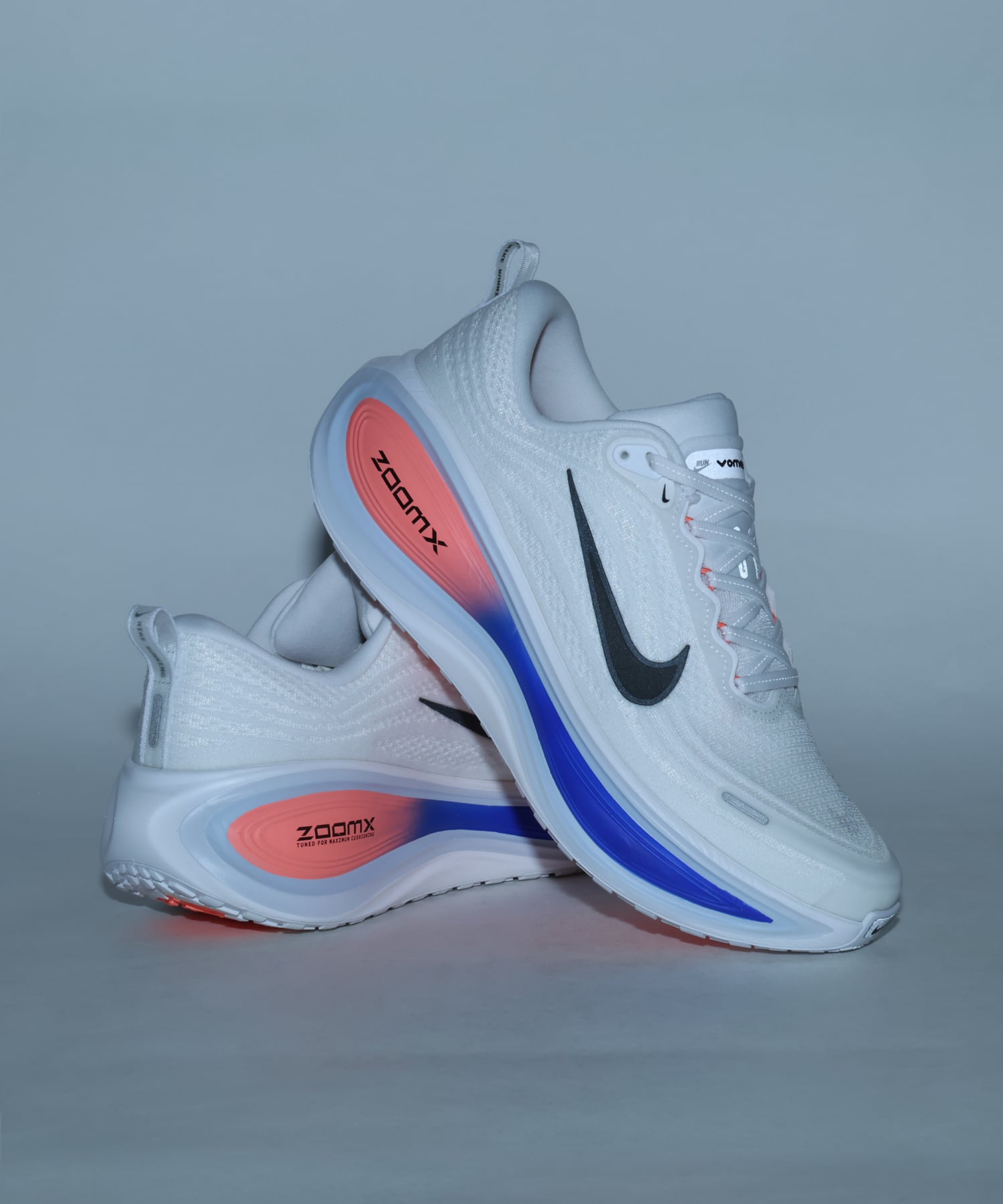 NIKE VOMERO PLUS WHITE/BLACK-ATOMIC PINK-RACER BLUE-HYDROGEN BLUE-FOOTBALL GREYの画像