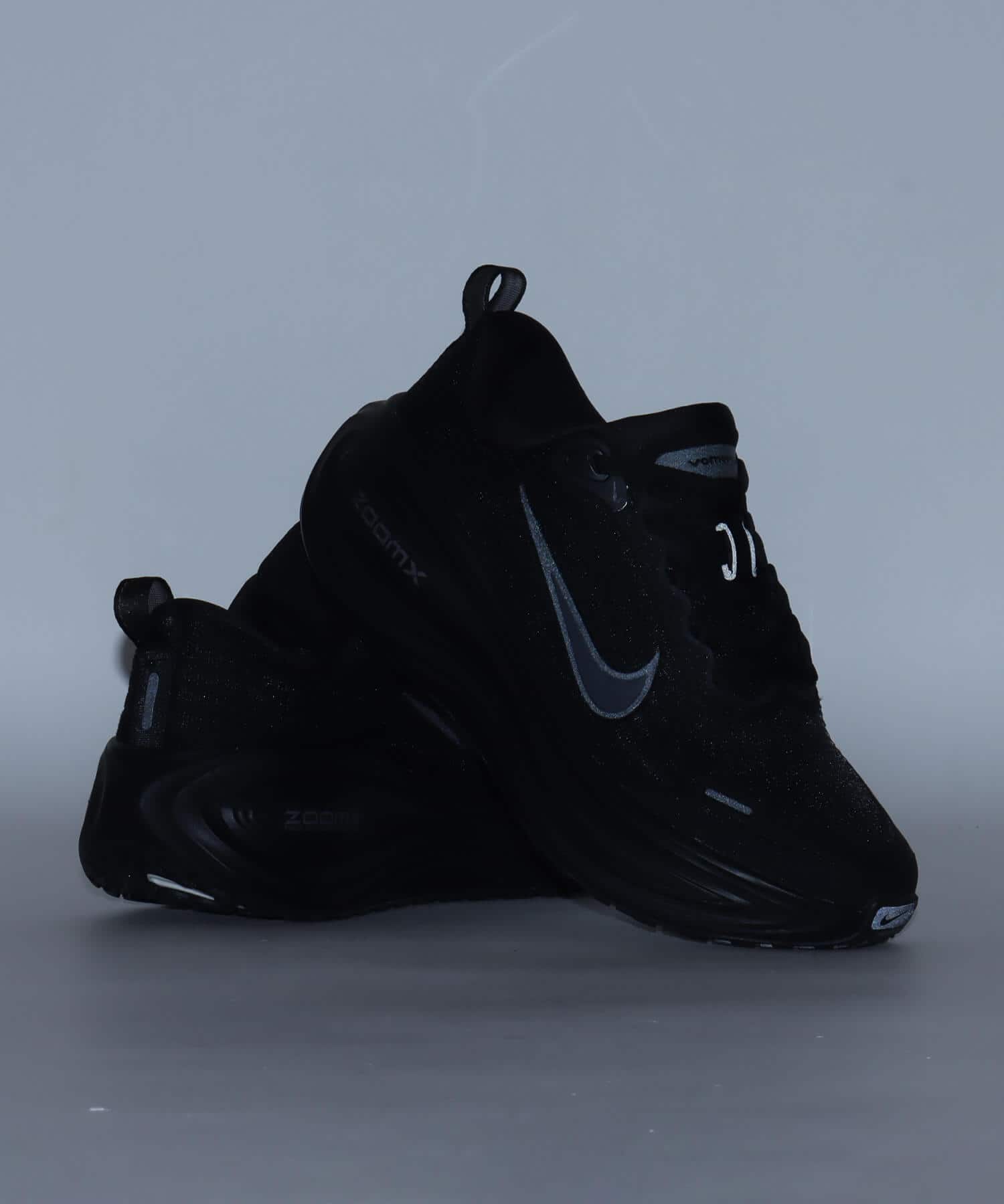 NIKE W VOMERO PLUS BLACK/DK SMOKE GREY-MTLC DARK GREYの画像