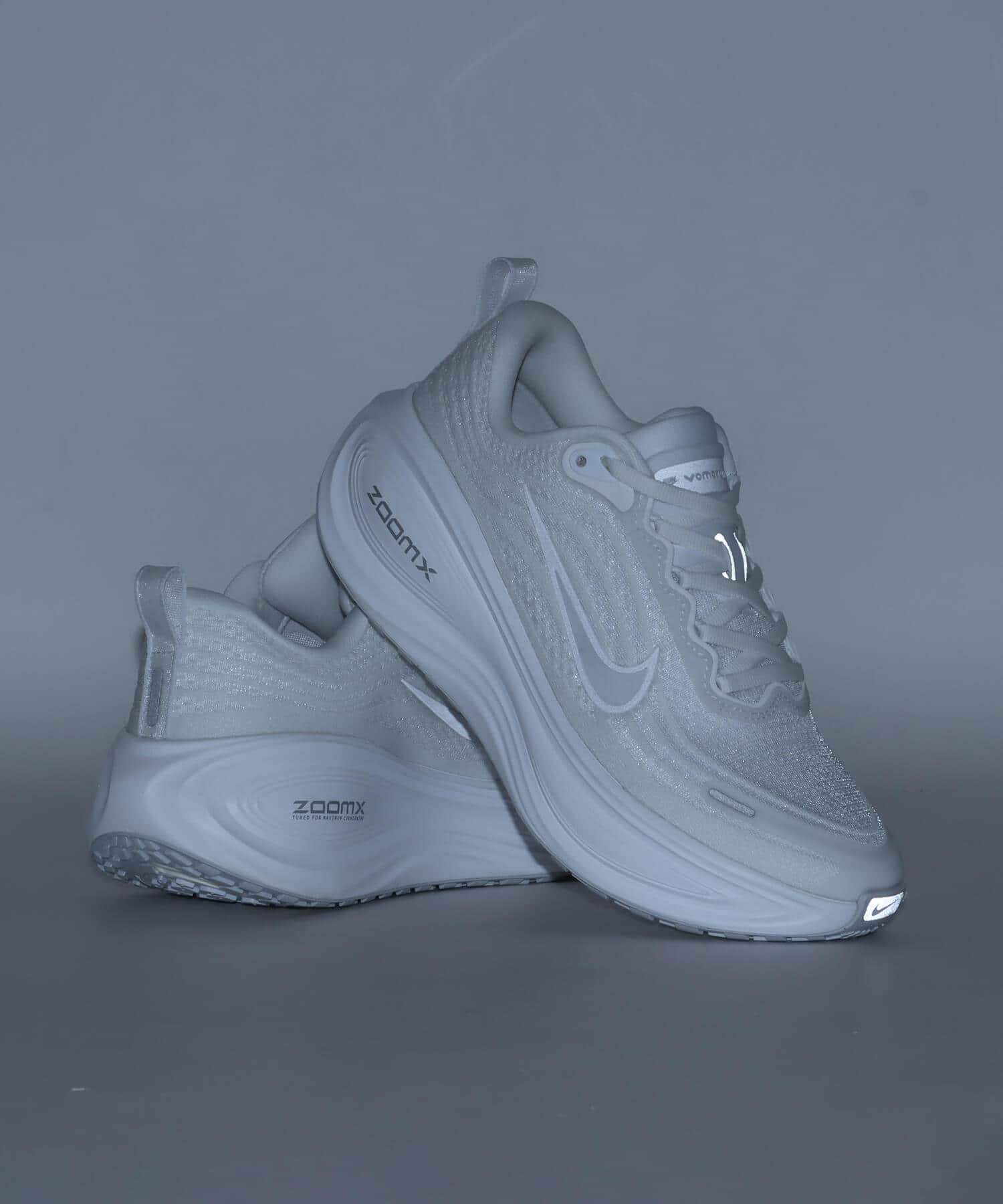 NIKE W VOMERO PLUS WHITE/SUMMIT WHITE-PHOTON DUSTの画像