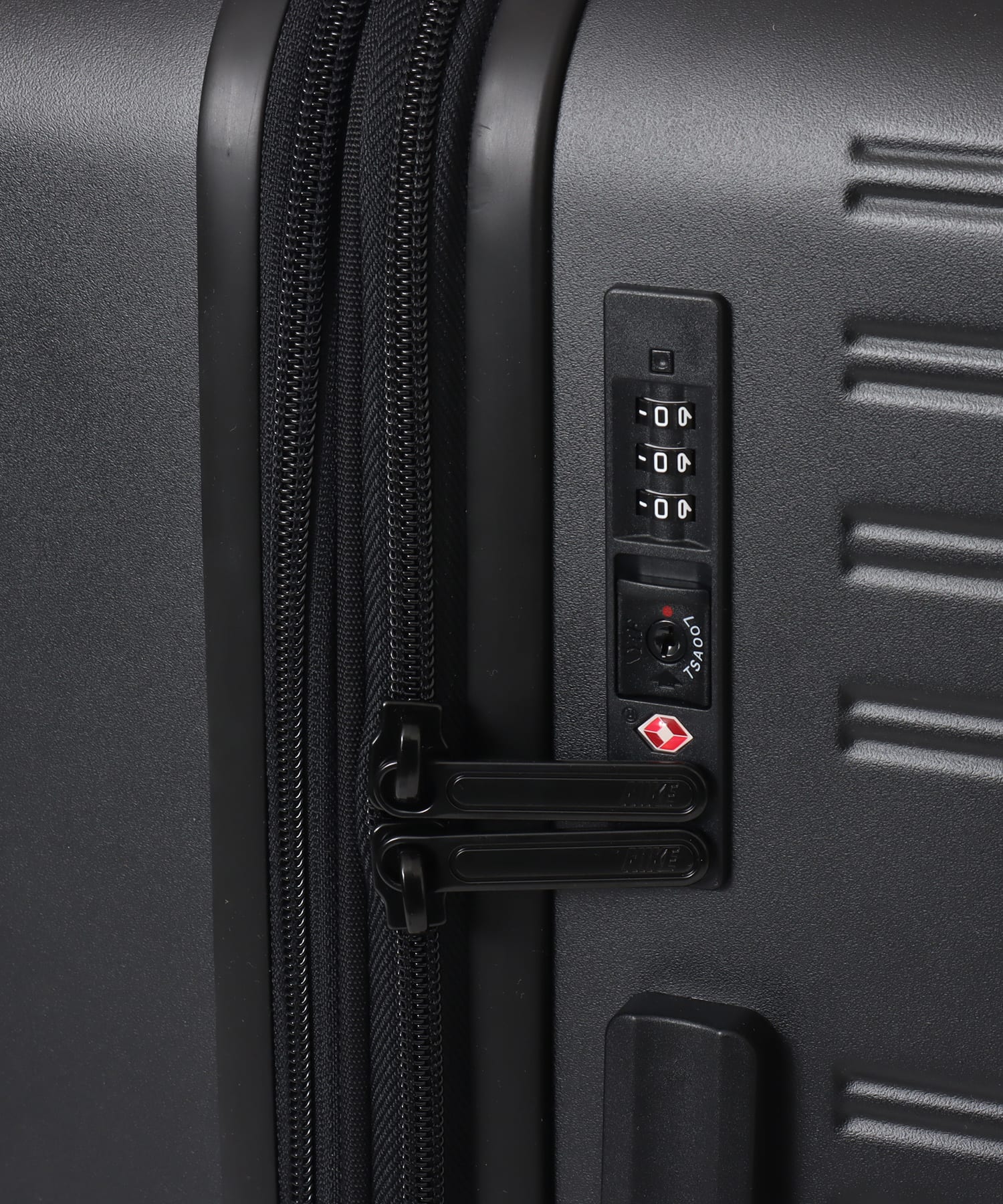 NIKE NK 22IN HARDSHELL LUGGAGE BLACKの画像