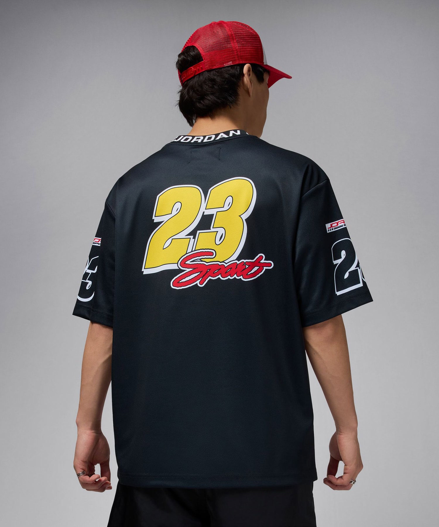 JORDAN BRAND M J ESS STMT GFX SS TOP MTRSPT NEUTRAL GREY/BLACK/FIRE REDの画像