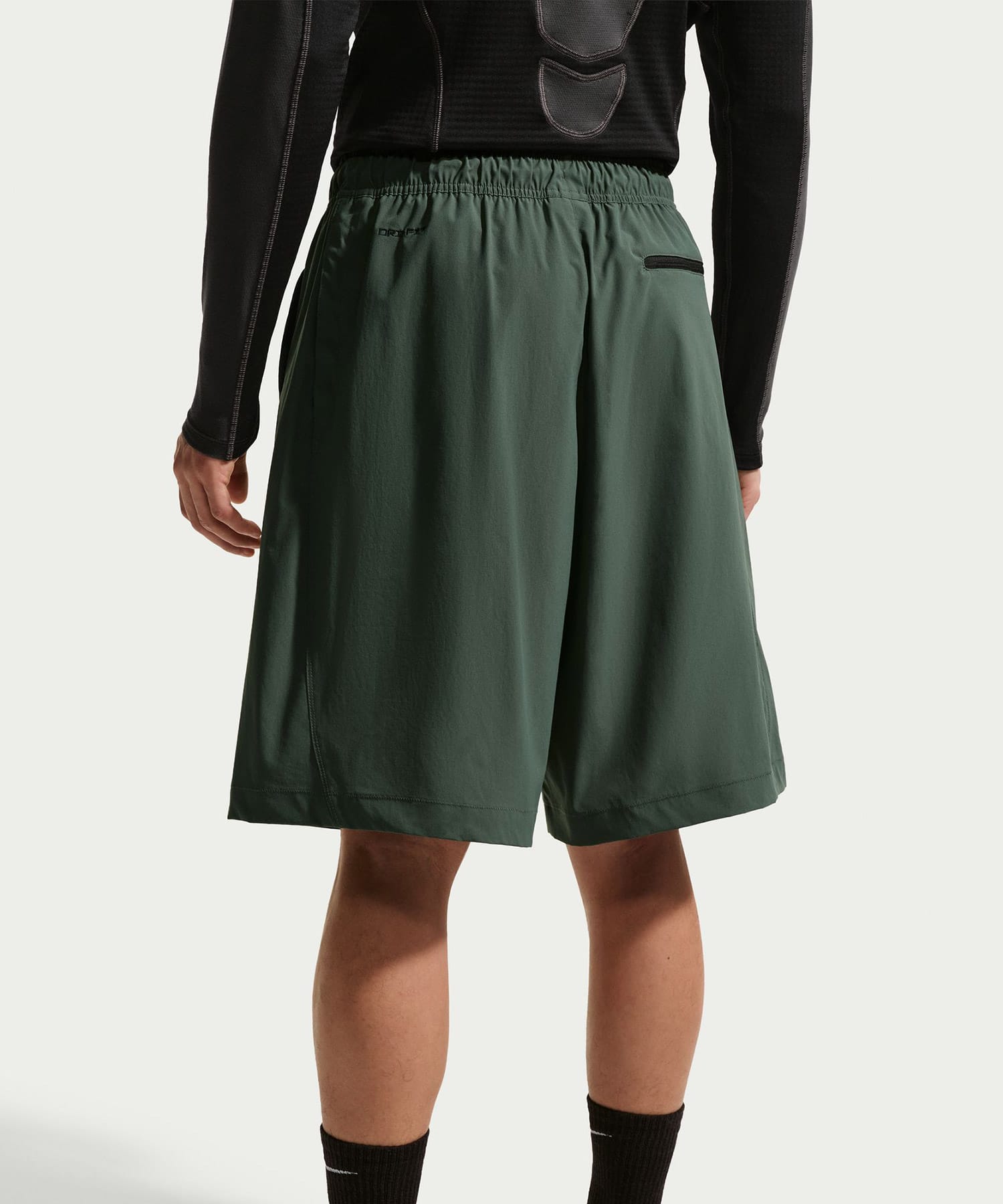 NIKE AS M NK UV TECH HELIOS SUN SHORT GREENの画像