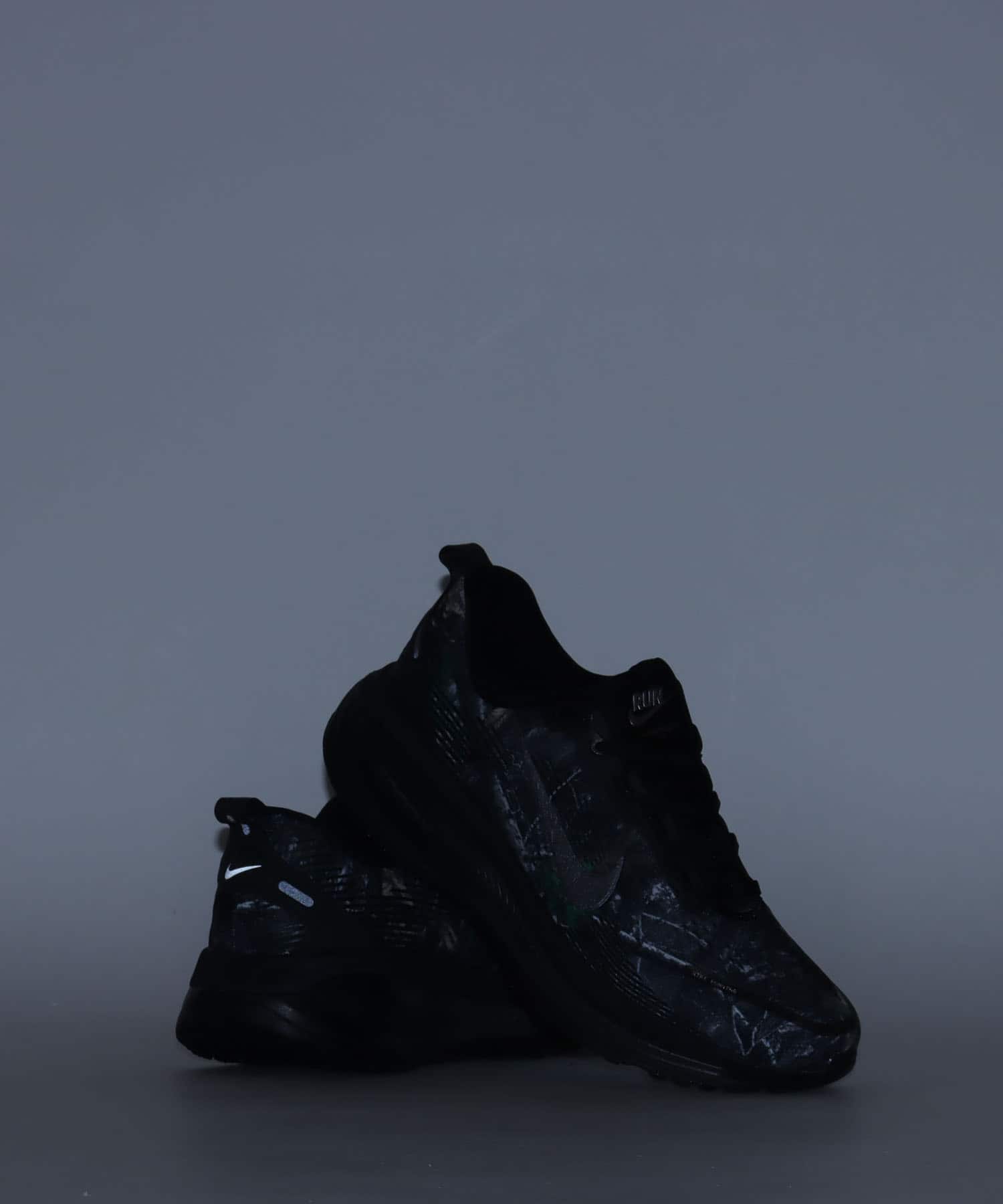 NIKE VOMERO 18 CM BLACK/MTLC DARK GREY-DK SMOKE GREYの画像