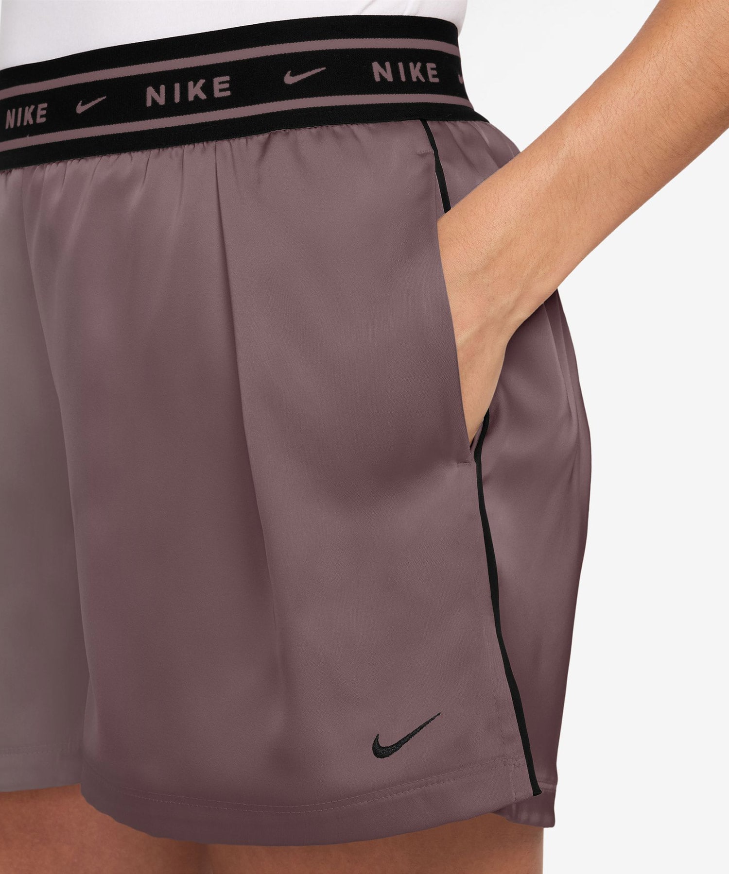 NIKE AS W NSW OFFLN WVN STN SHORT TATTOO/(BLACK)の画像