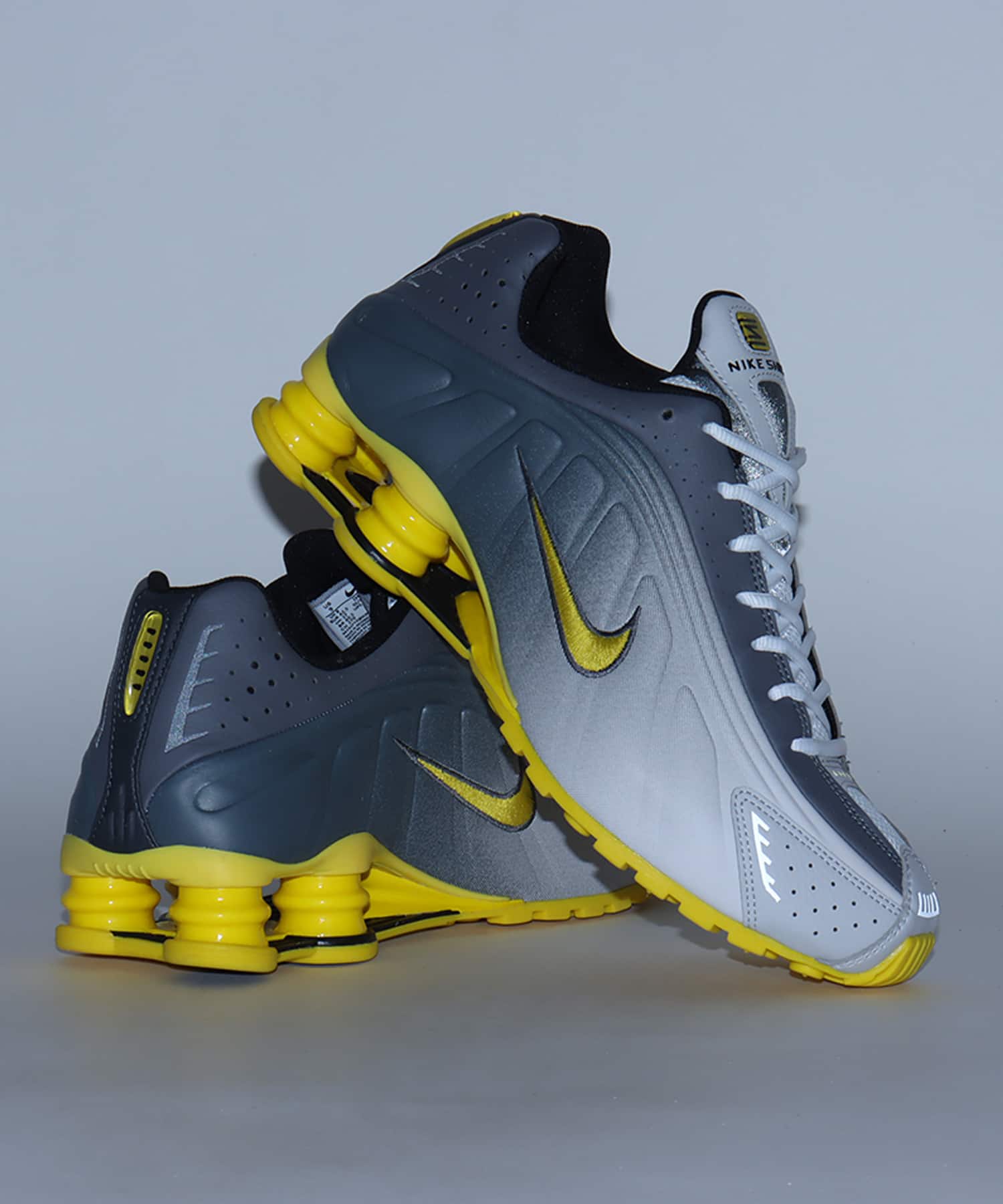 NIKE SHOX R4 SE VAST GREY/BRIGHT CITRON-LT GRAPHITEの画像