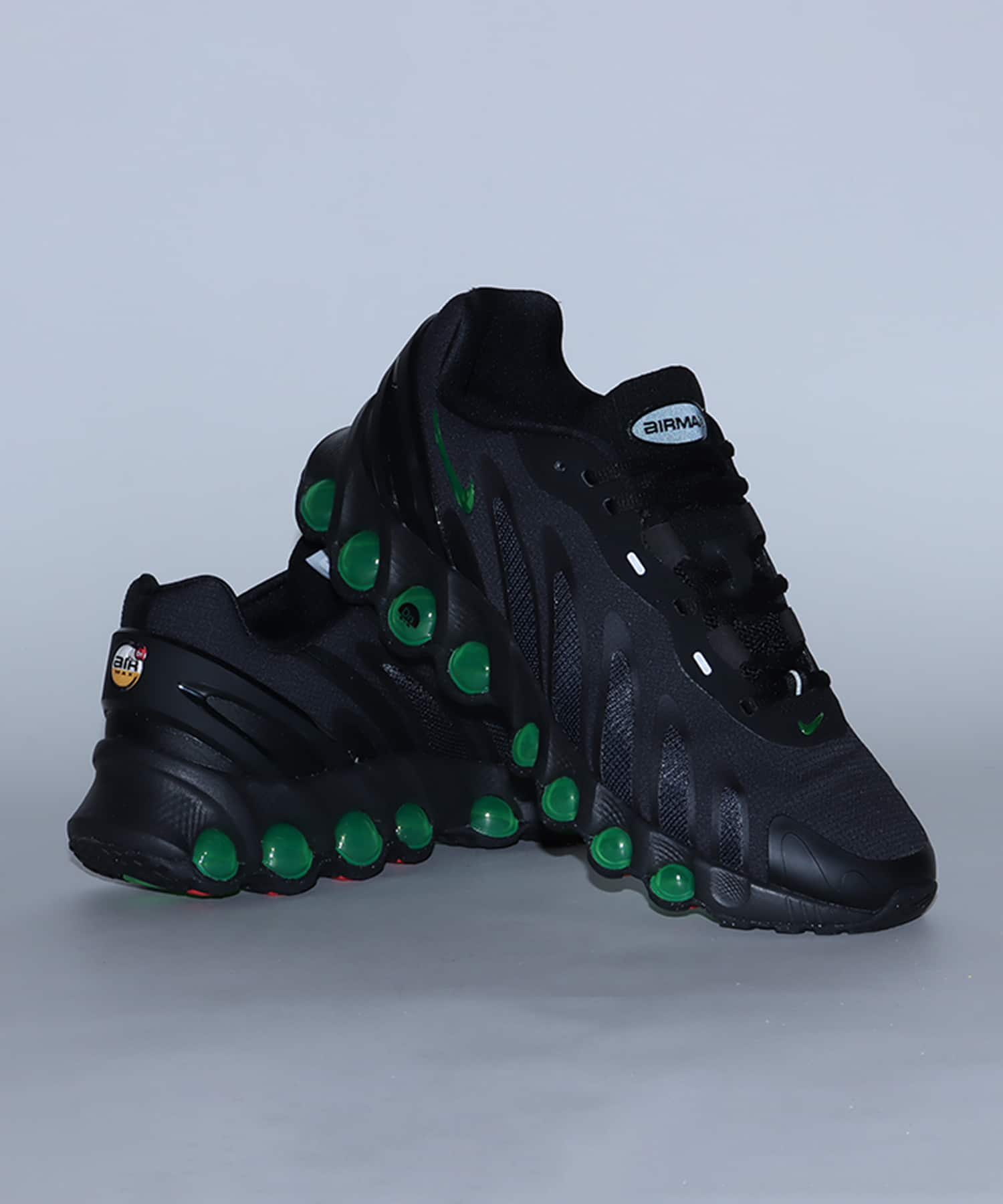 NIKE AIR MAX DN8 BLACK/GREEN STRIKE-DK SMOKE GREY-BLACKの画像