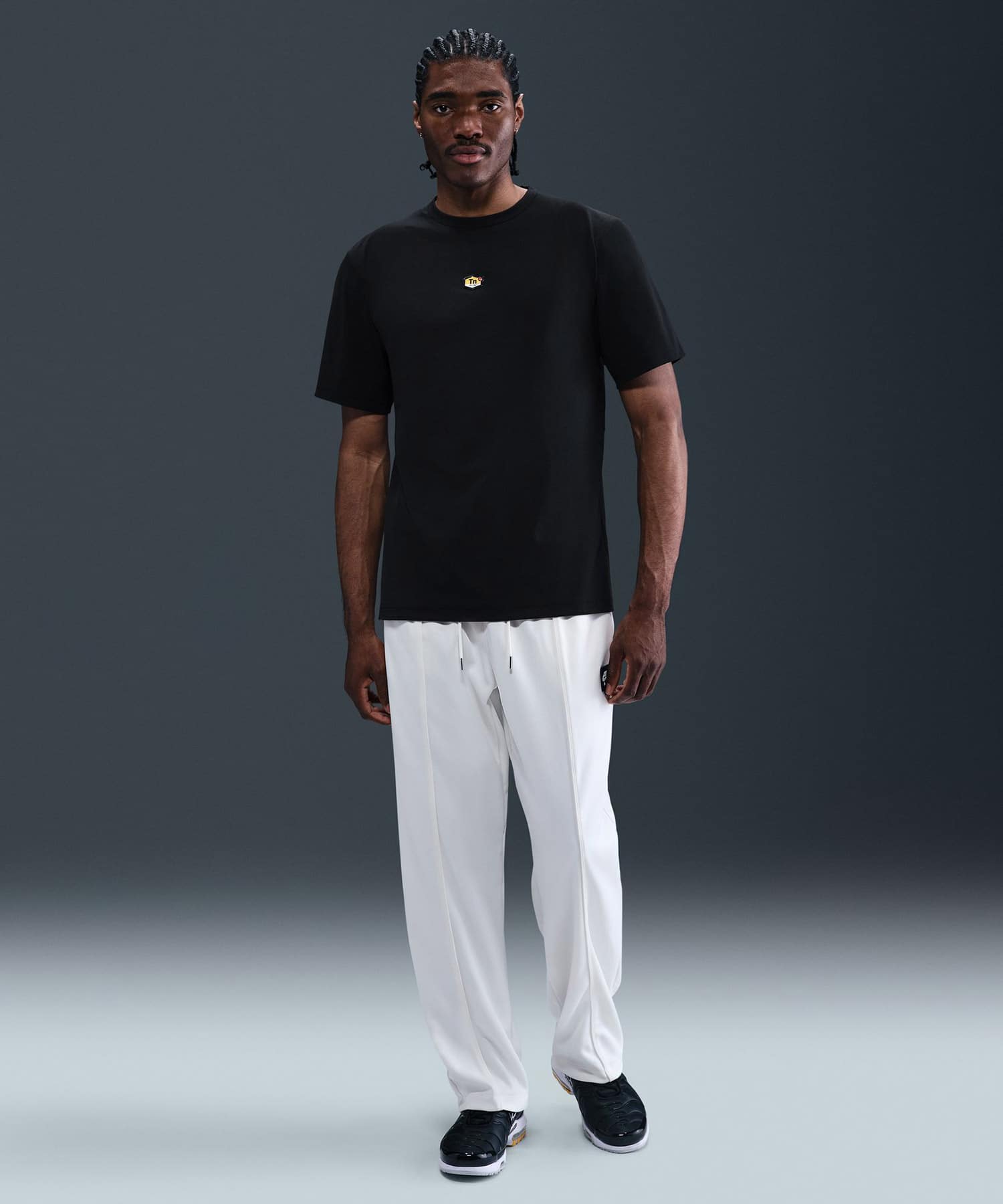NIKE M NSW TN TEE BLACK/UNIVERSITY REDの画像