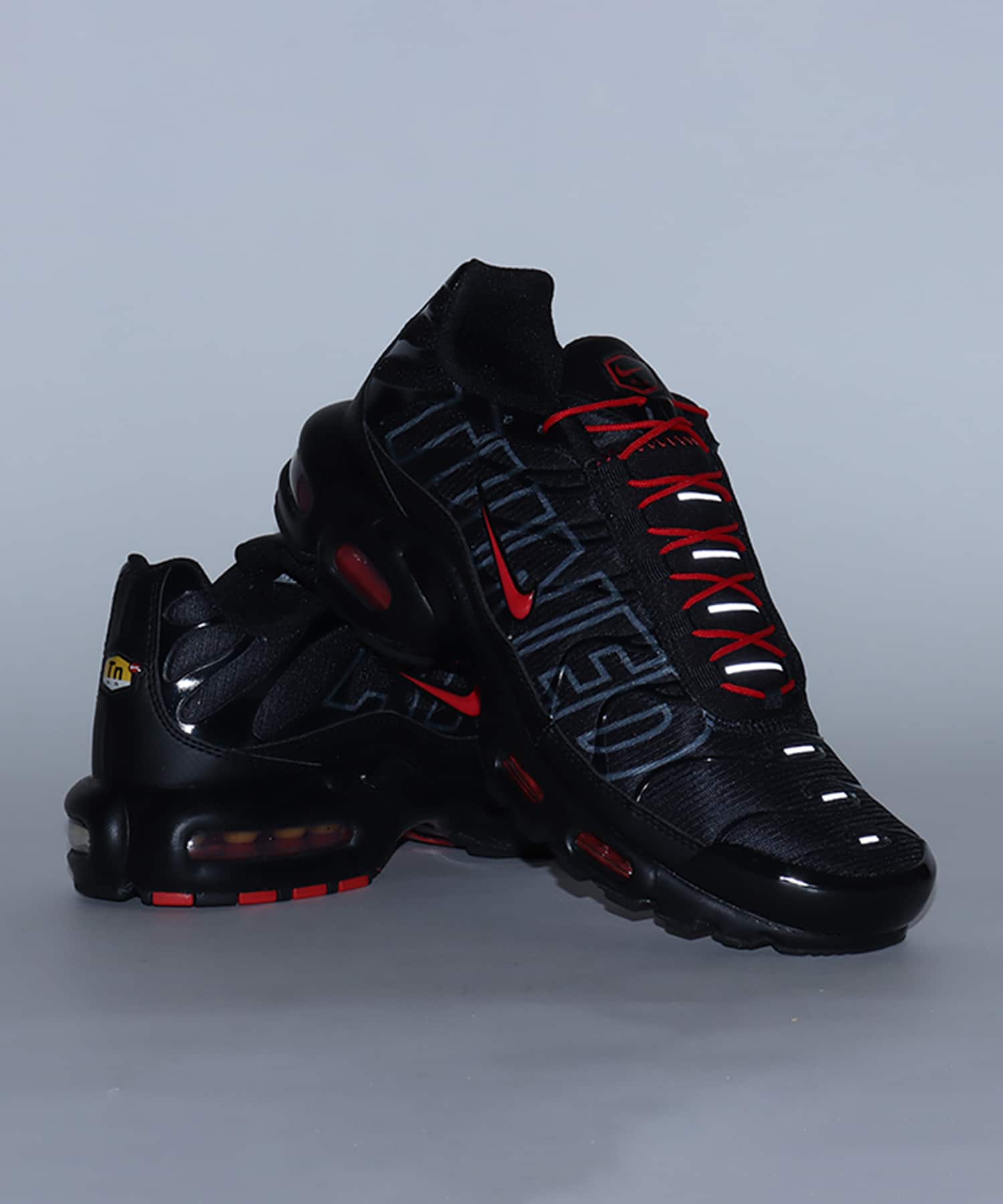 NIKE AIR MAX PLUS BLACK/UNIVERSITY RED-WOLF GREYの画像