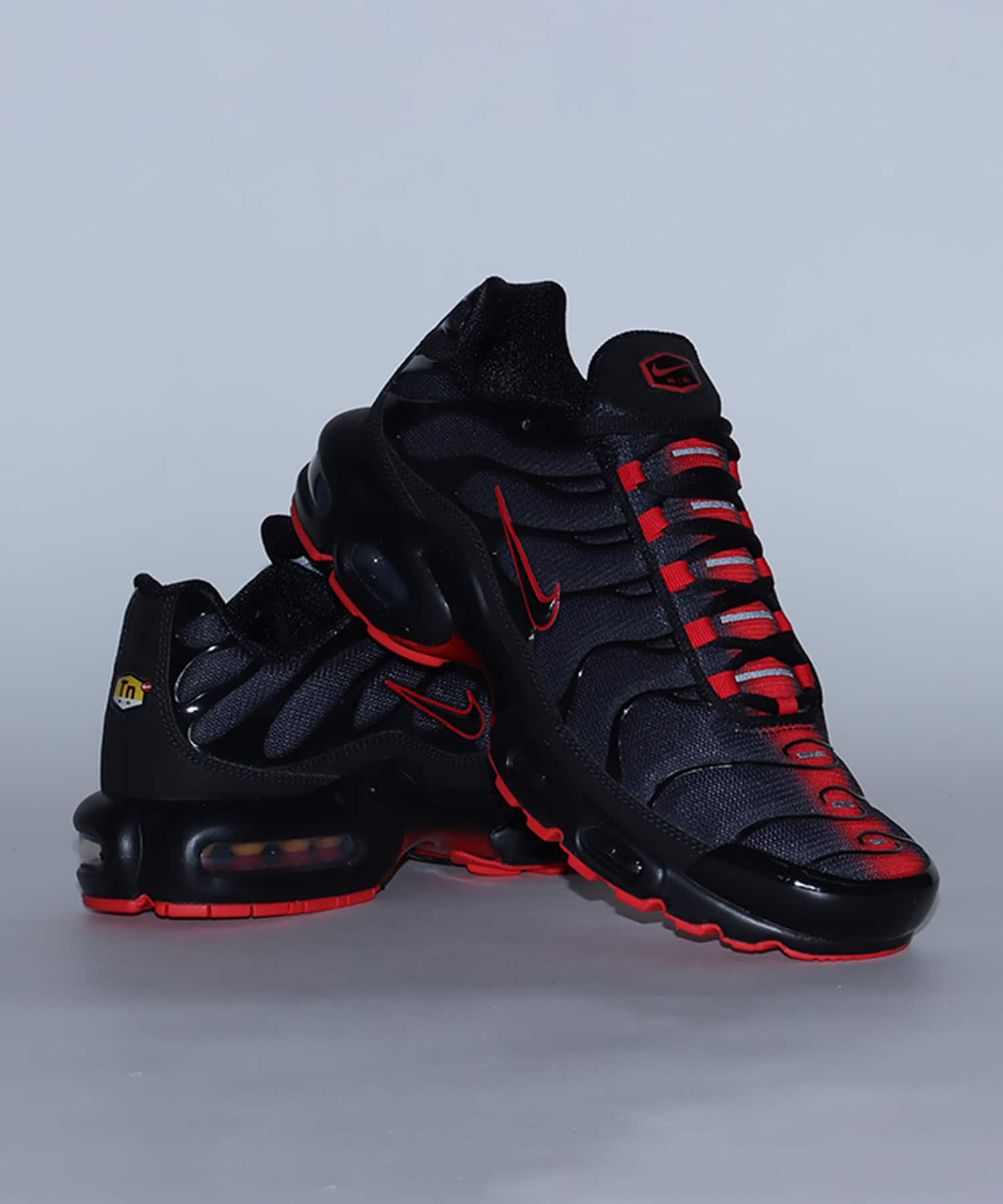 NIKE AIR MAX PLUS BLACK/UNIVERSITY REDの画像