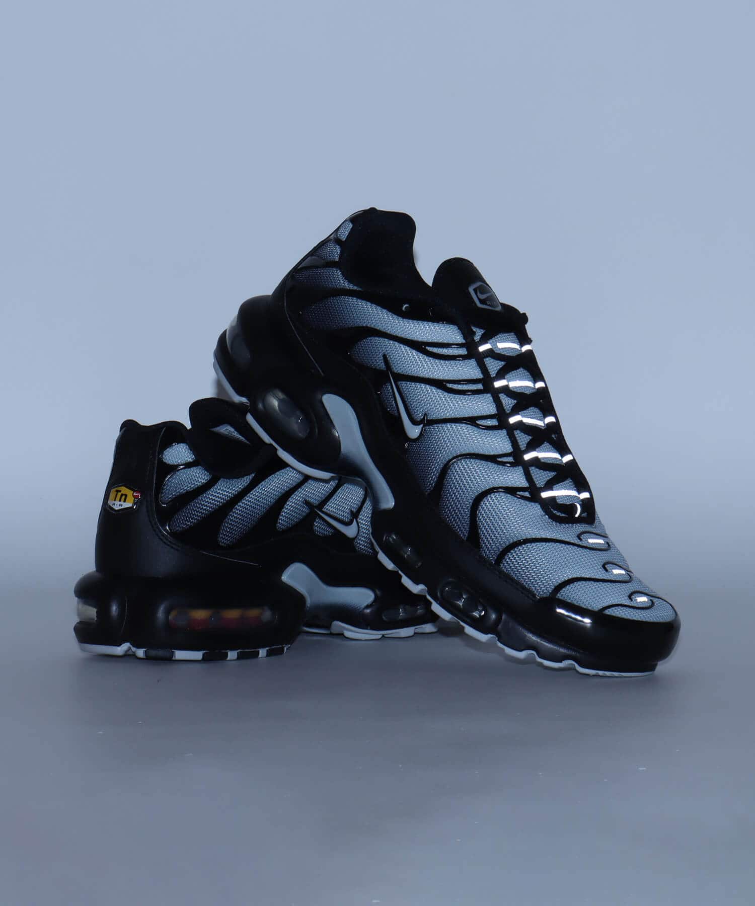 NIKE W AIR MAX PLUS SE BLACK/WOLF GREY-METALLIC SILVERの画像
