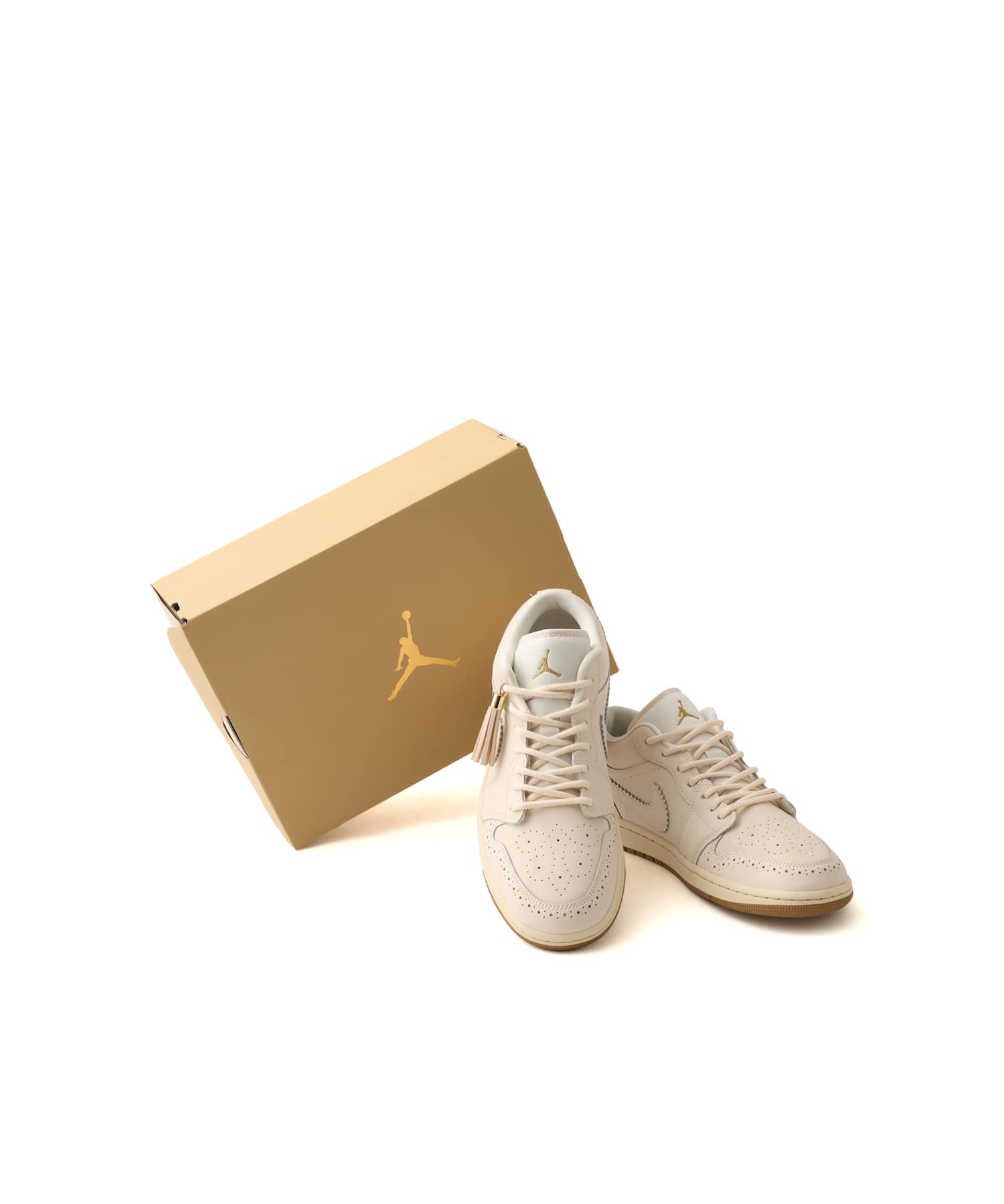 JORDAN BRAND WMNS AIR JORDAN 1 LOW SE CHALK/CHALK-MTLC GOLD-PEARL WHITEの画像