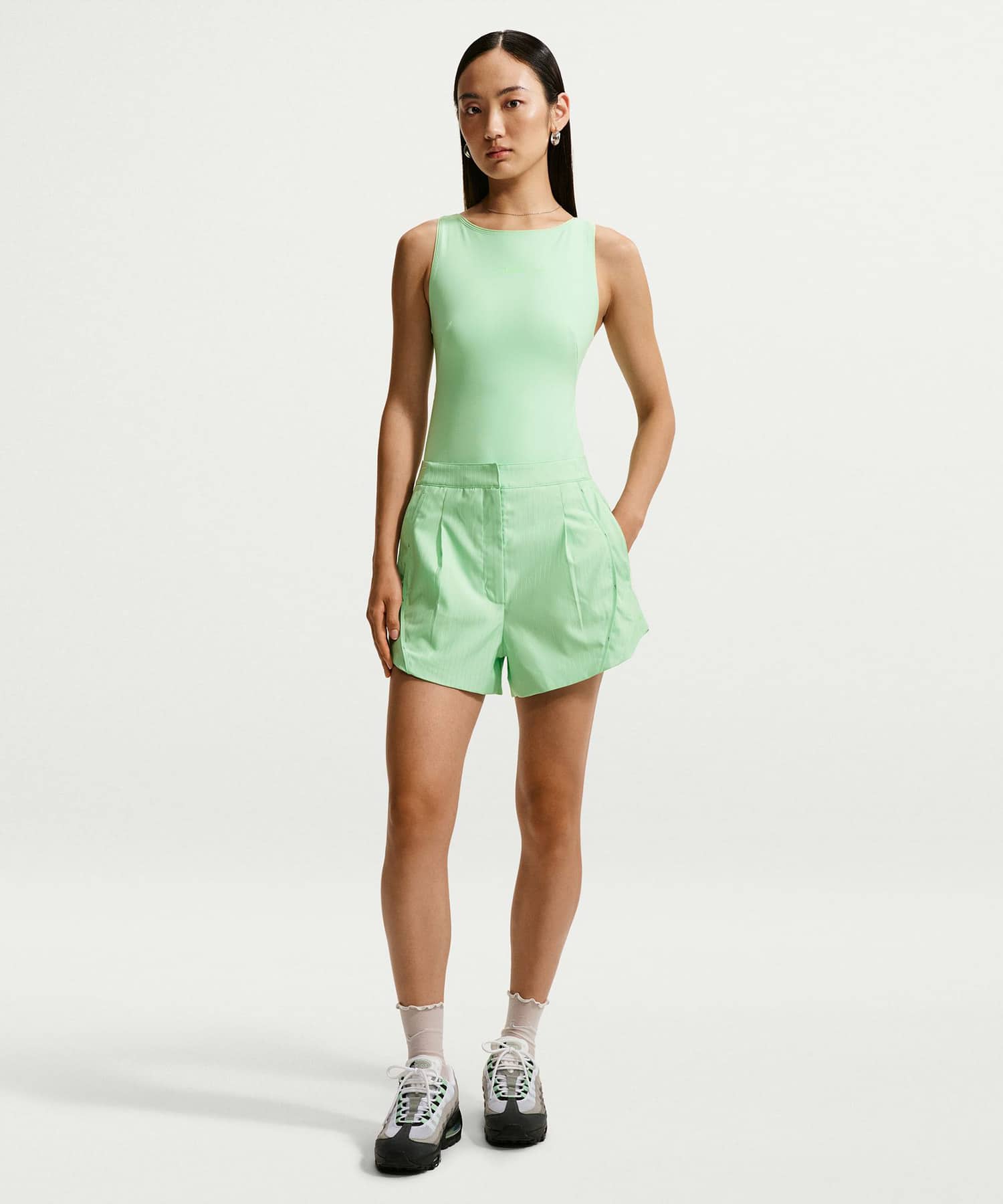 NIKE W NRG NK Dri-FIT WOVEN SHORT GREENの画像