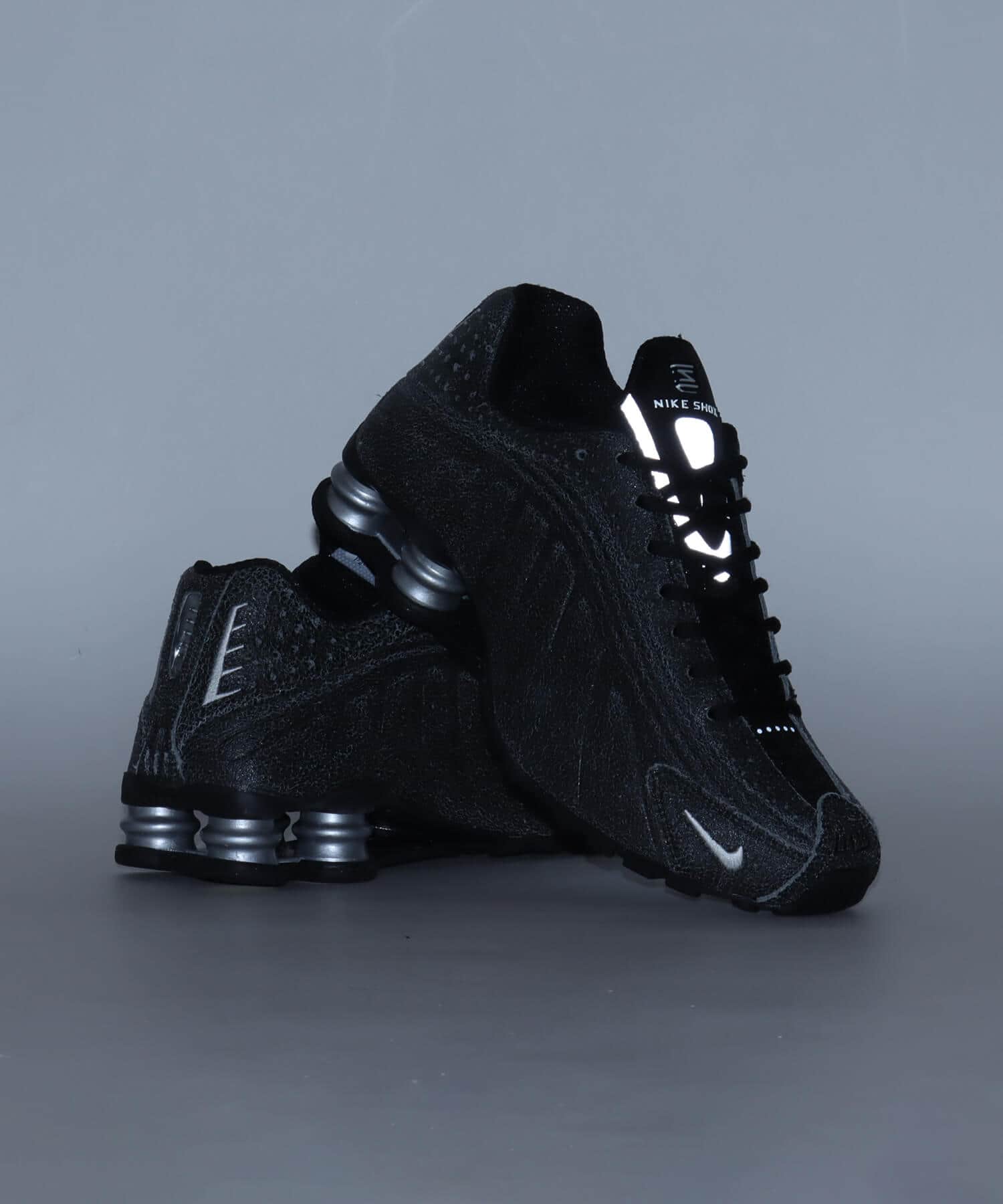 NIKE SHOX R4 QS BLACK/SAIL-LT SMOKE GREY-METALLIC SILVERの画像
