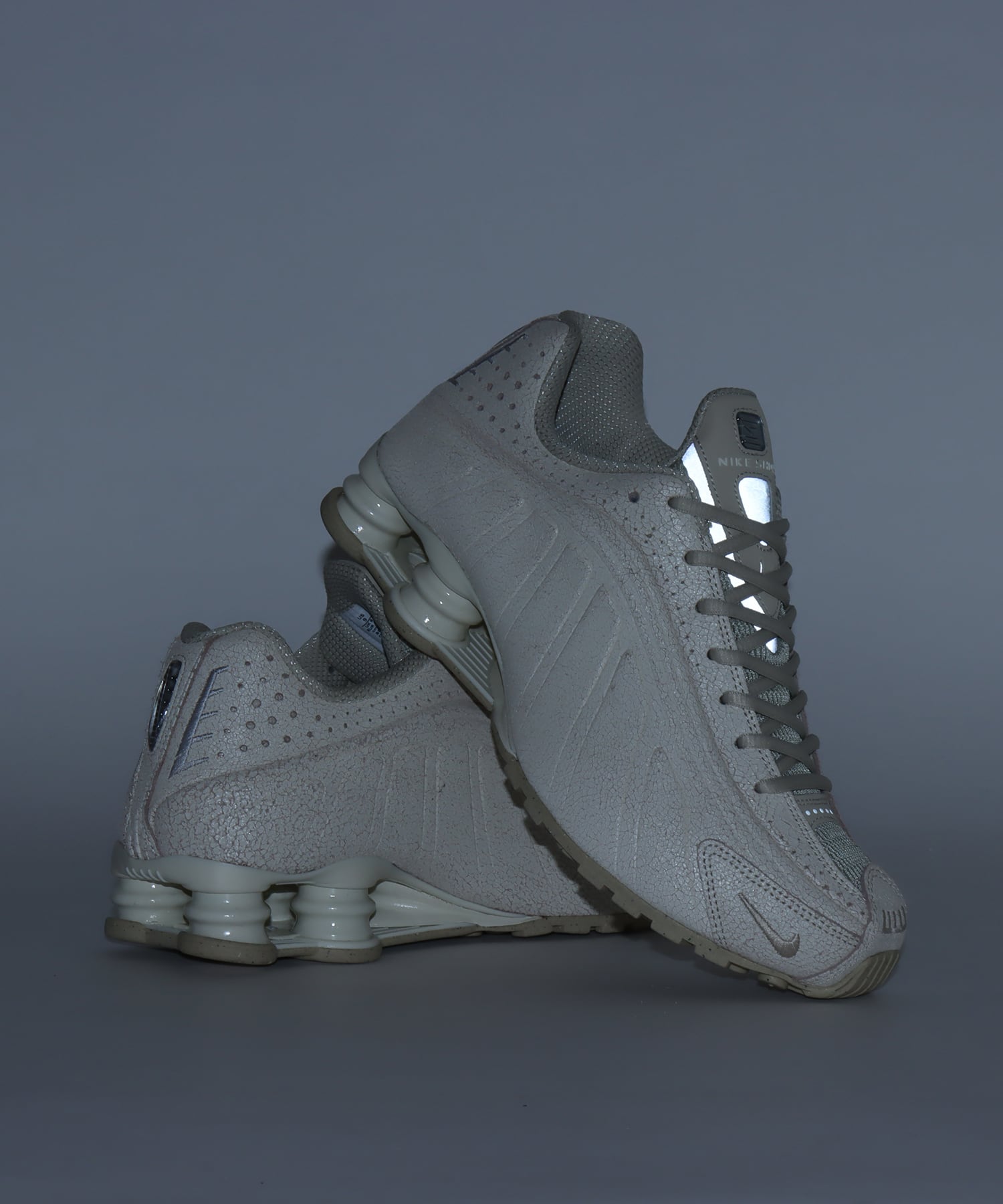NIKE NIKE SHOX R4 QS NATURAL/NET-METALLIC SILVERの画像