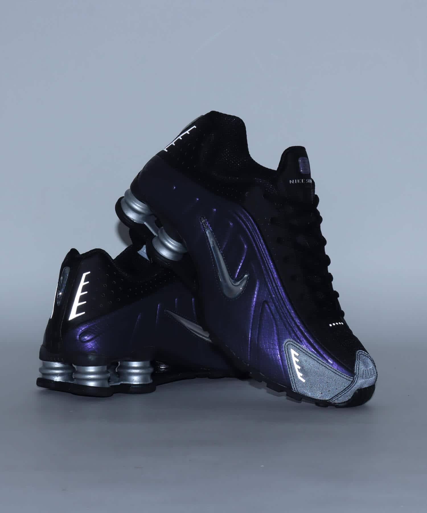 NIKE SHOX R4 JEWEL QS BLACK/ANTHRACITE-METALLIC SILVERの画像