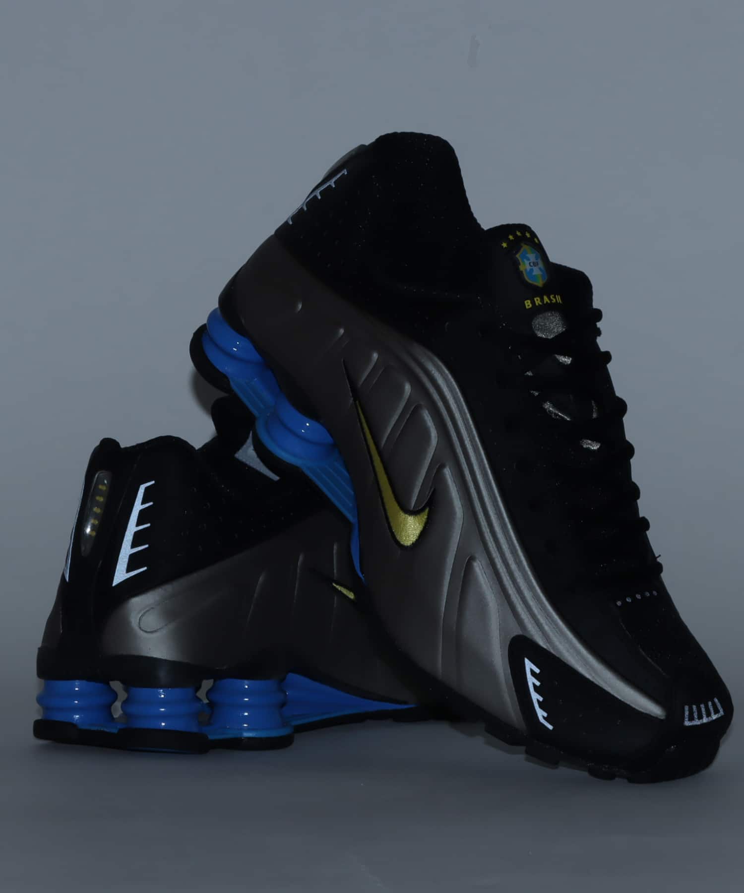 NIKE SHOX R4 BLACK/CANARY-MTLC PEWTER-LT PHOTO BLUEの画像