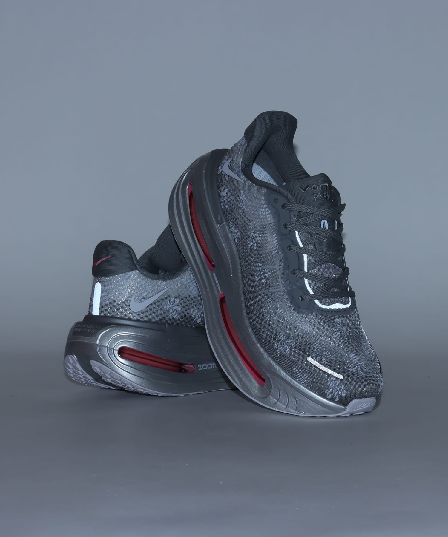 NIKE WMNS VOMERO PRM QS FDL GEYSER GREY/PEONY-METALLIC SILVERの画像