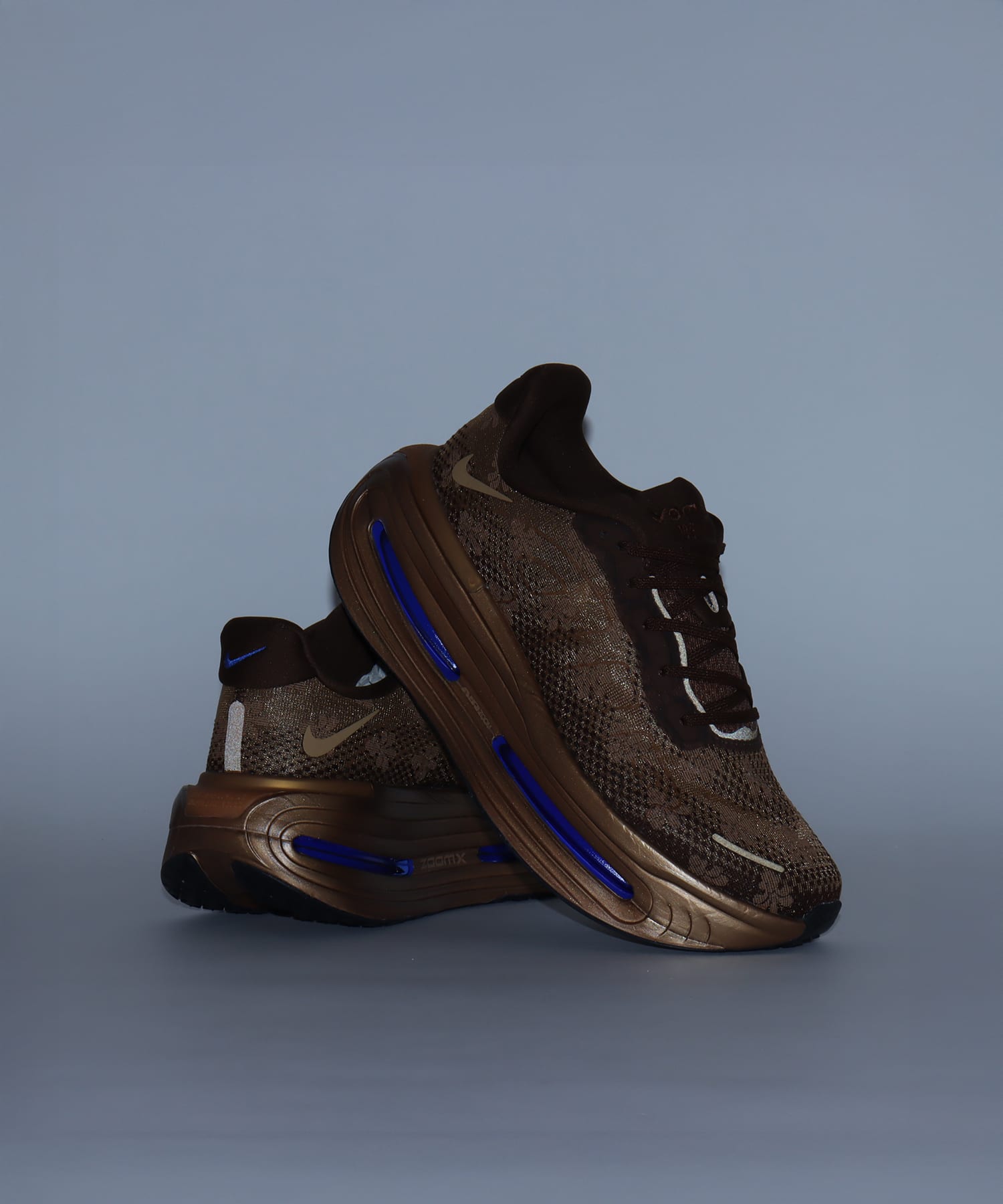 NIKE W NIKE VOMERO PREMIUM QS FDL FLT STOUT/FLT STOUT-CACAO WOW-TEAM ROYALの画像