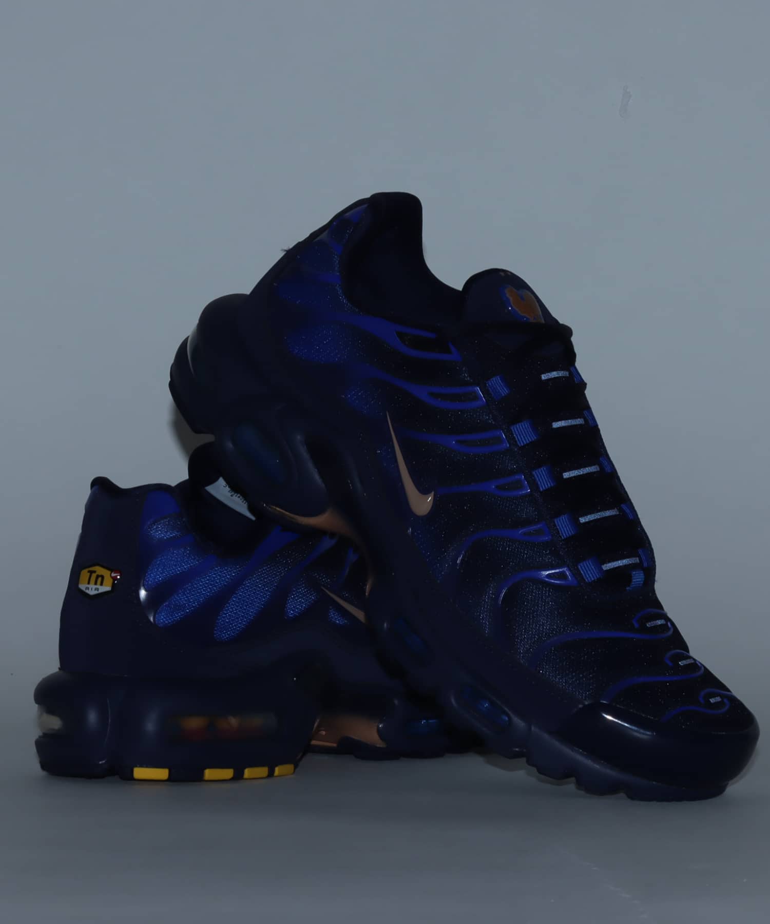 NIKE AIR MAX PLUS OG BLACKENED BLUE/METALLIC COPPERの画像