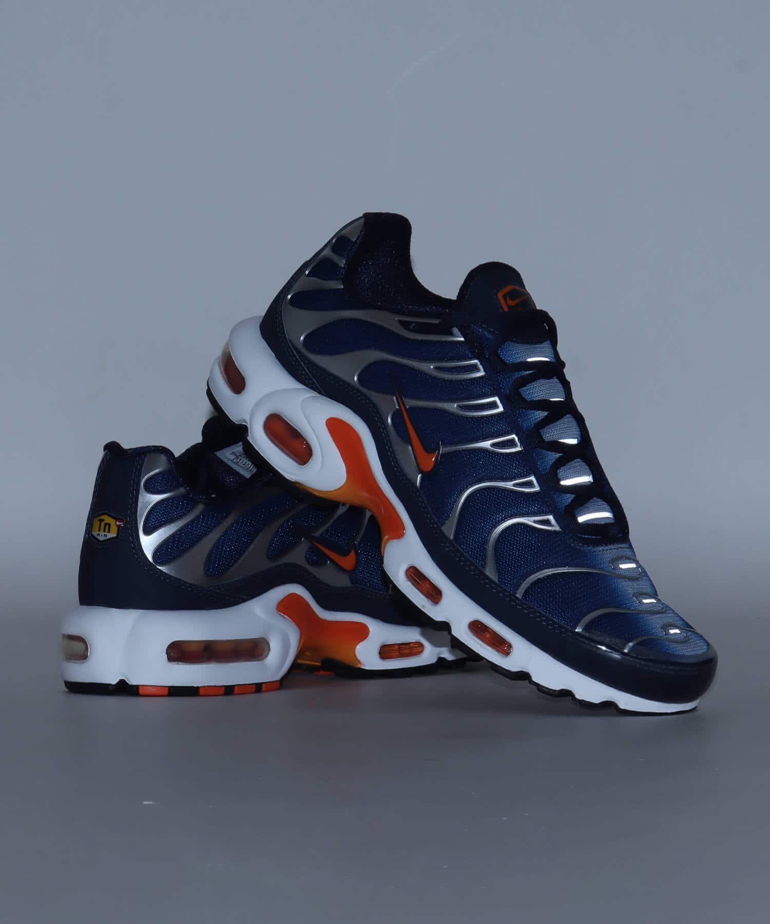 NIKE AIR MAX PLUS MIDNIGHT NAVY/SAFETY ORANGEの画像