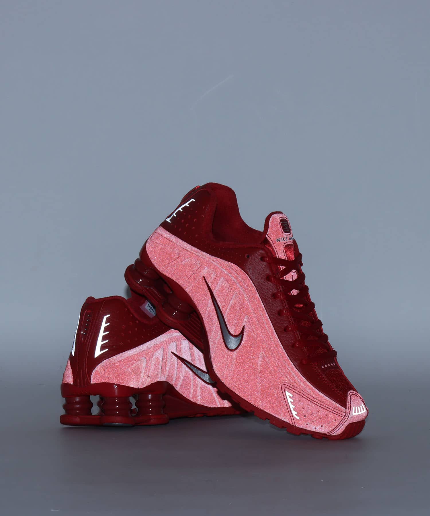 NIKE SHOX R4 GYM RED/METALLIC SILVERの画像
