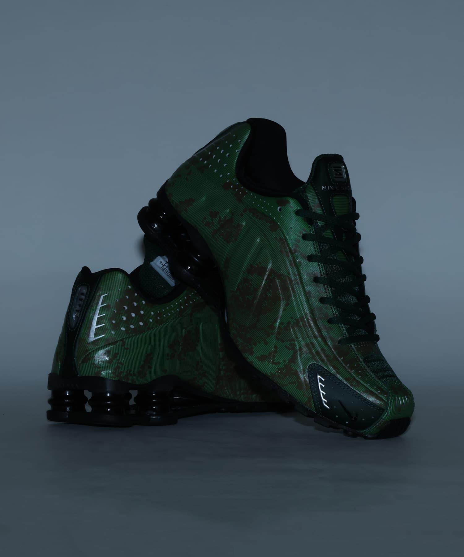 NIKE SHOX R4 SP NOBLE GREEN/BLACK-TM KELLY GREEN-ROUGH GREEN-MTLC SILVERの画像
