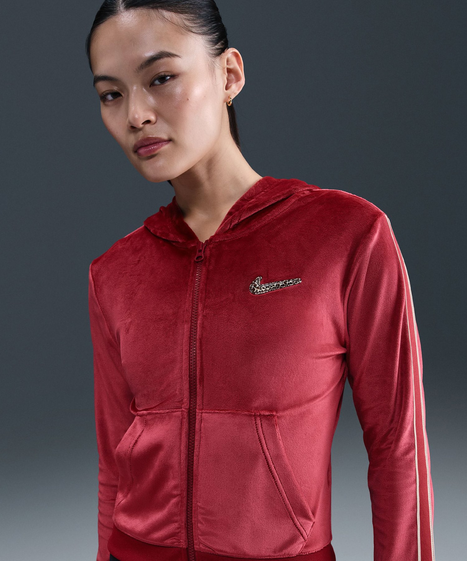 NIKE W NSW TRND VLR FZ HD LS TOP REDの画像