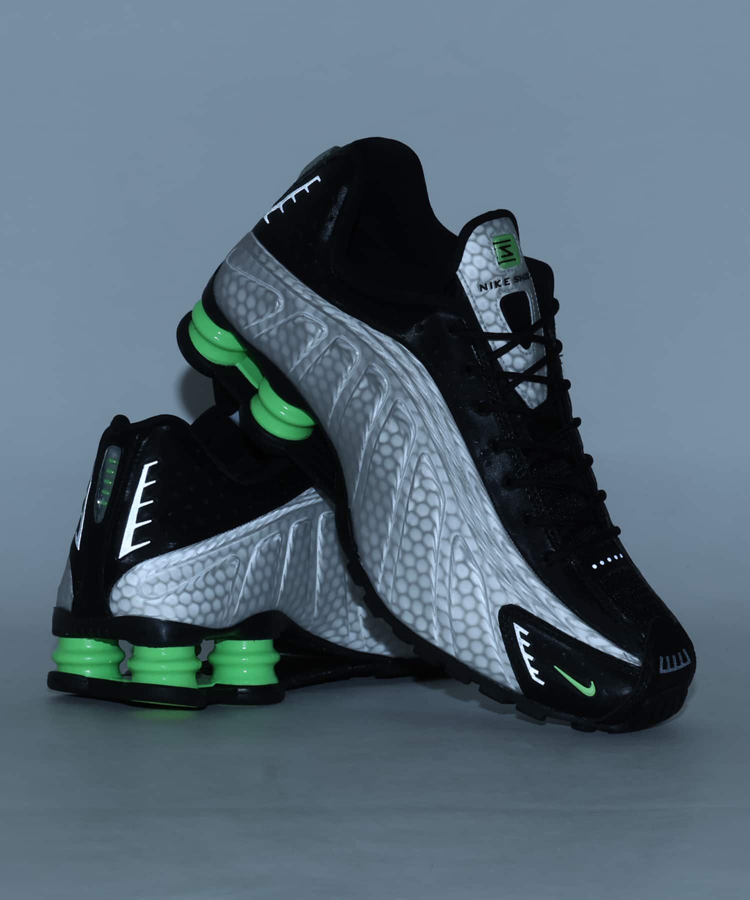 NIKE SHOX R4 SP GREY HAZE/LIME GLOW-BLACK-MTLC SILVERの画像