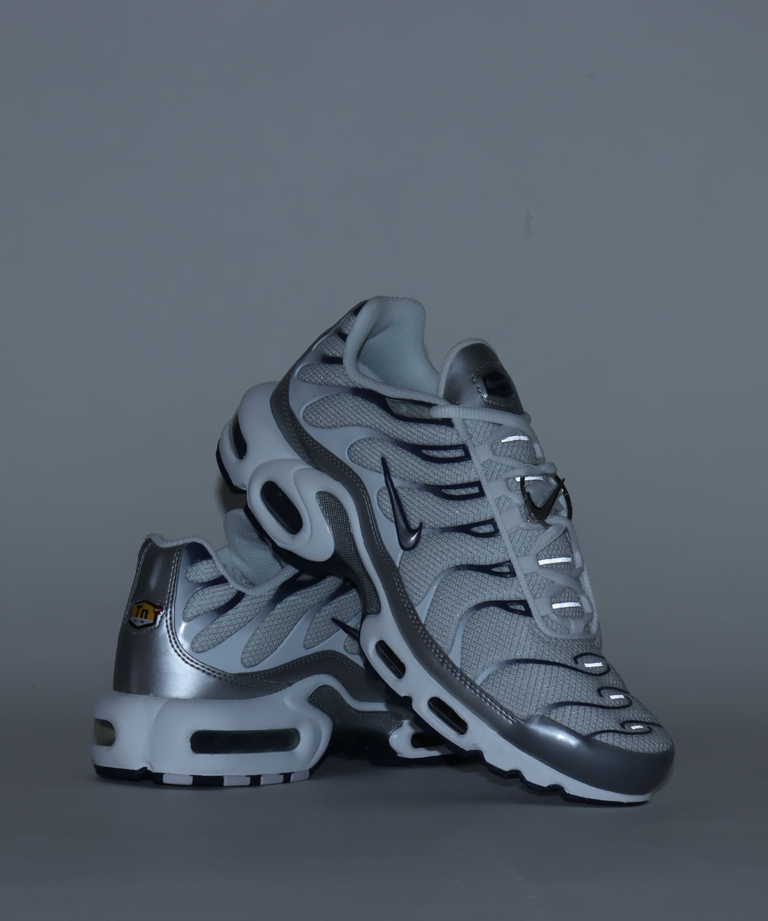 NIKE WMNS AIR MAX PLUS WHITE/METALLIC SILVER-ASHEN SLATEの画像