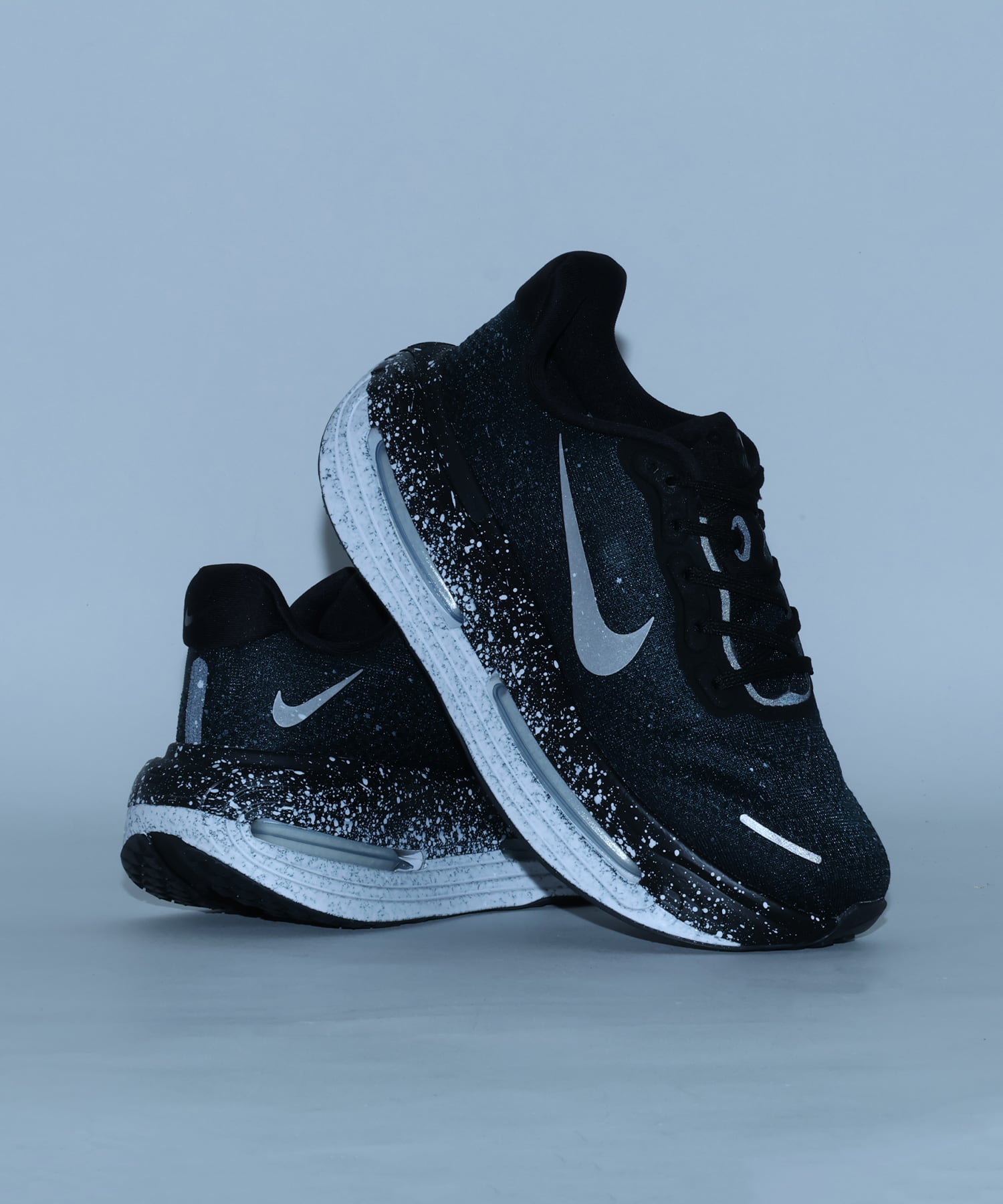 NIKE W VOMERO PREMIUM QS BLACK/MTLC SILVER-WHITEの画像