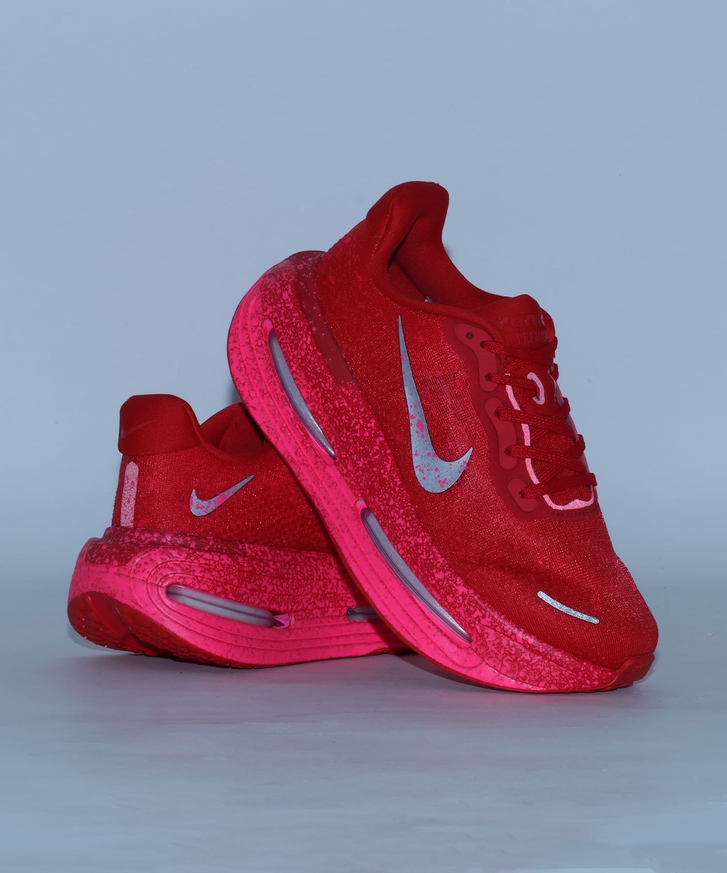 NIKE W VOMERO PREMIUM QS UNIV RED/MTLC SILVER-HYPER PINKの画像