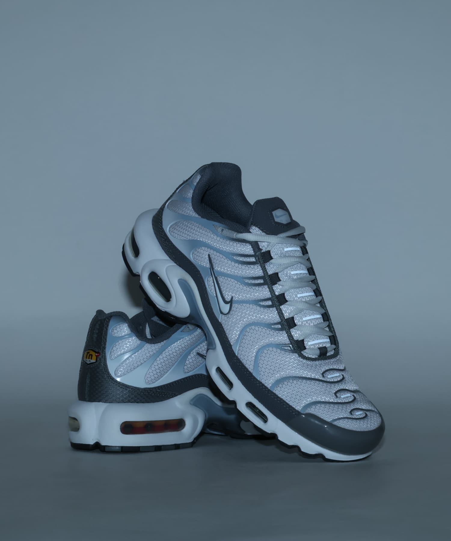 NIKE AIR MAX PLUS SMOKE GREY/WHITE-LT ARMORY BLUE-DK SMOKE GREYの画像