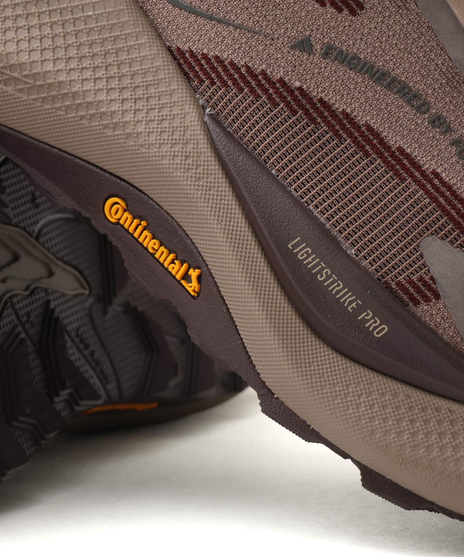 adidas HOLO PEAK TRABRN/AURRUB/MAROONの画像