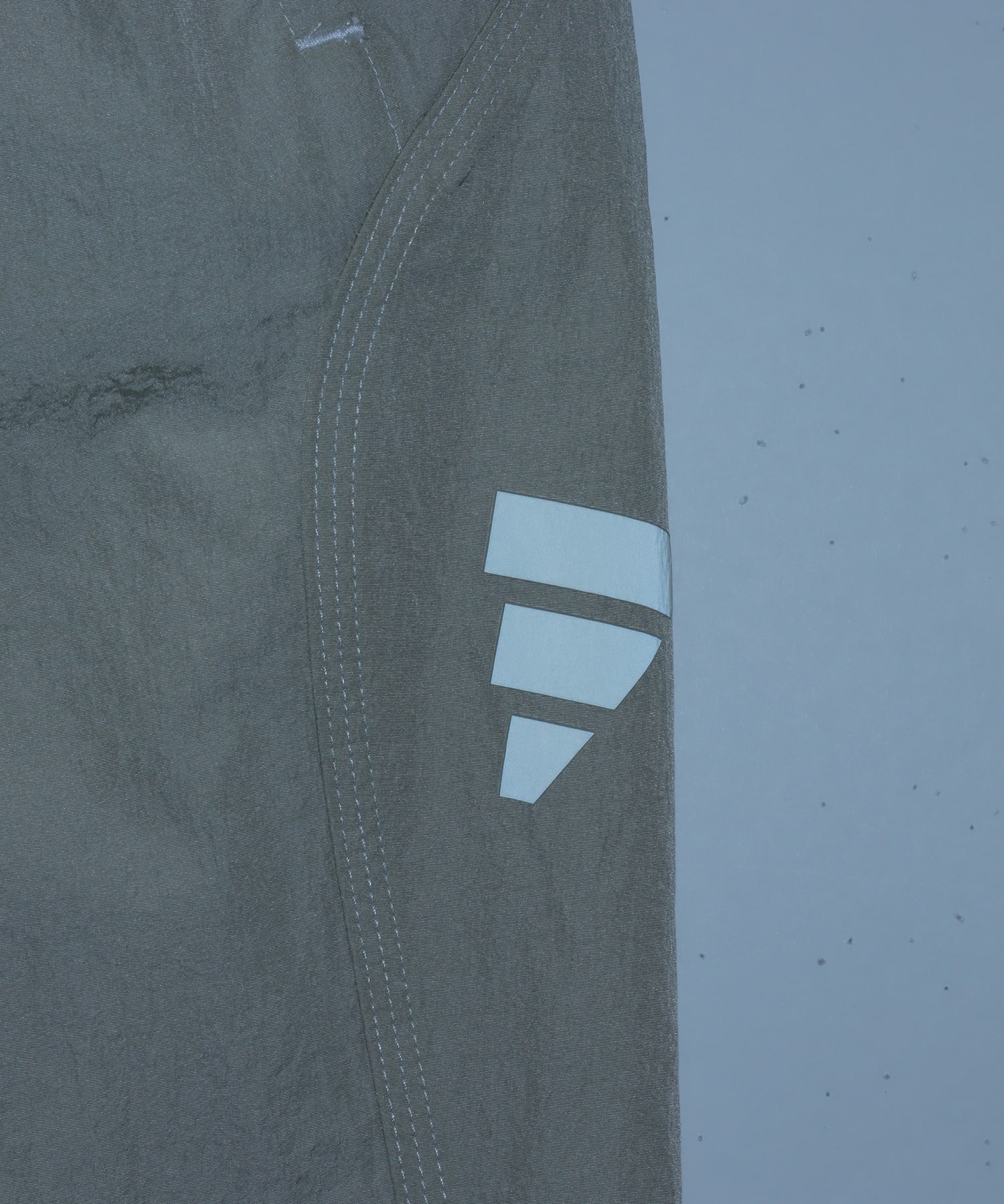 adidas DAY//Ø WOVEN PANTS W パテグレーの画像