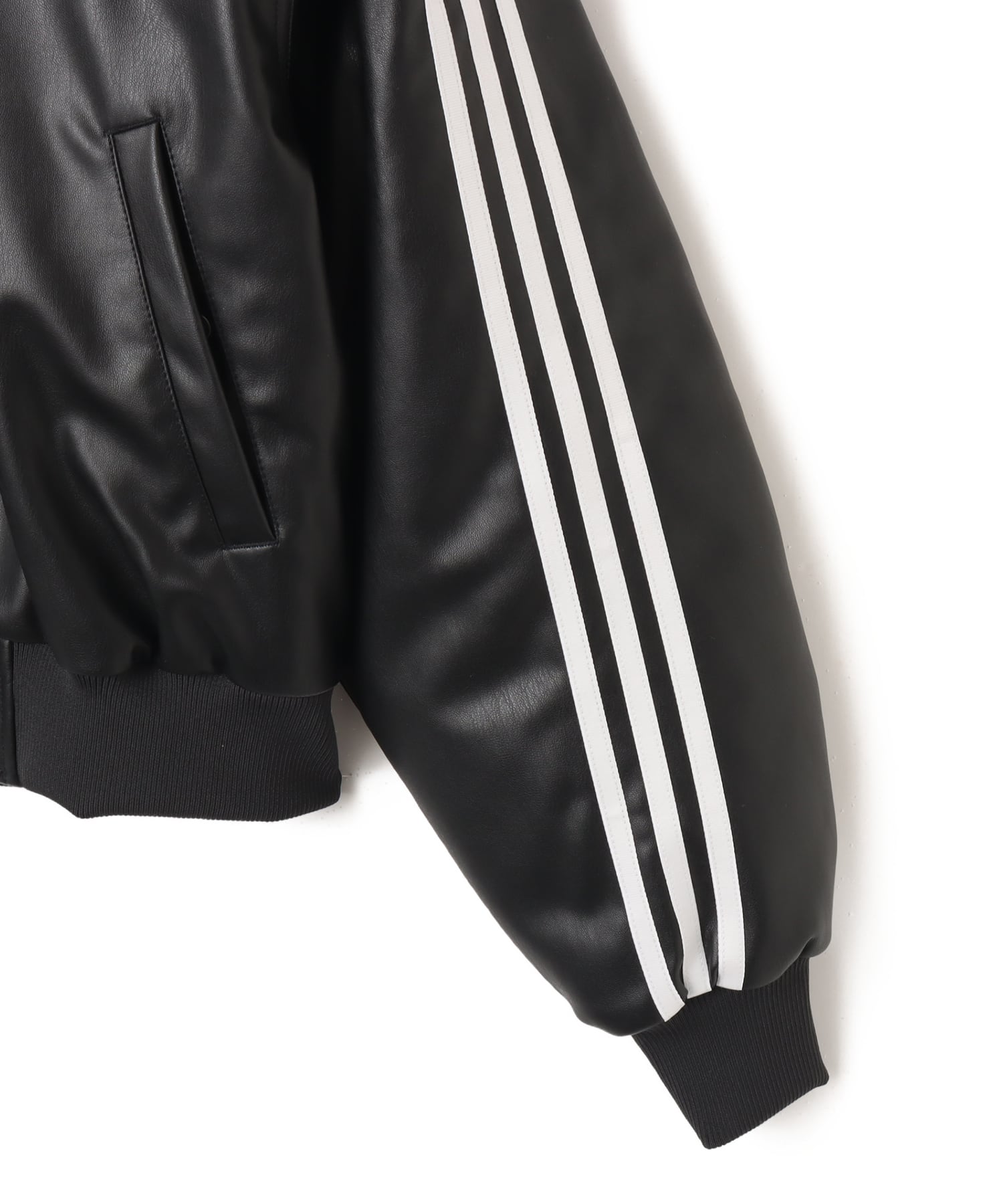 adidas W PLEATHER JACKET ブラックの画像