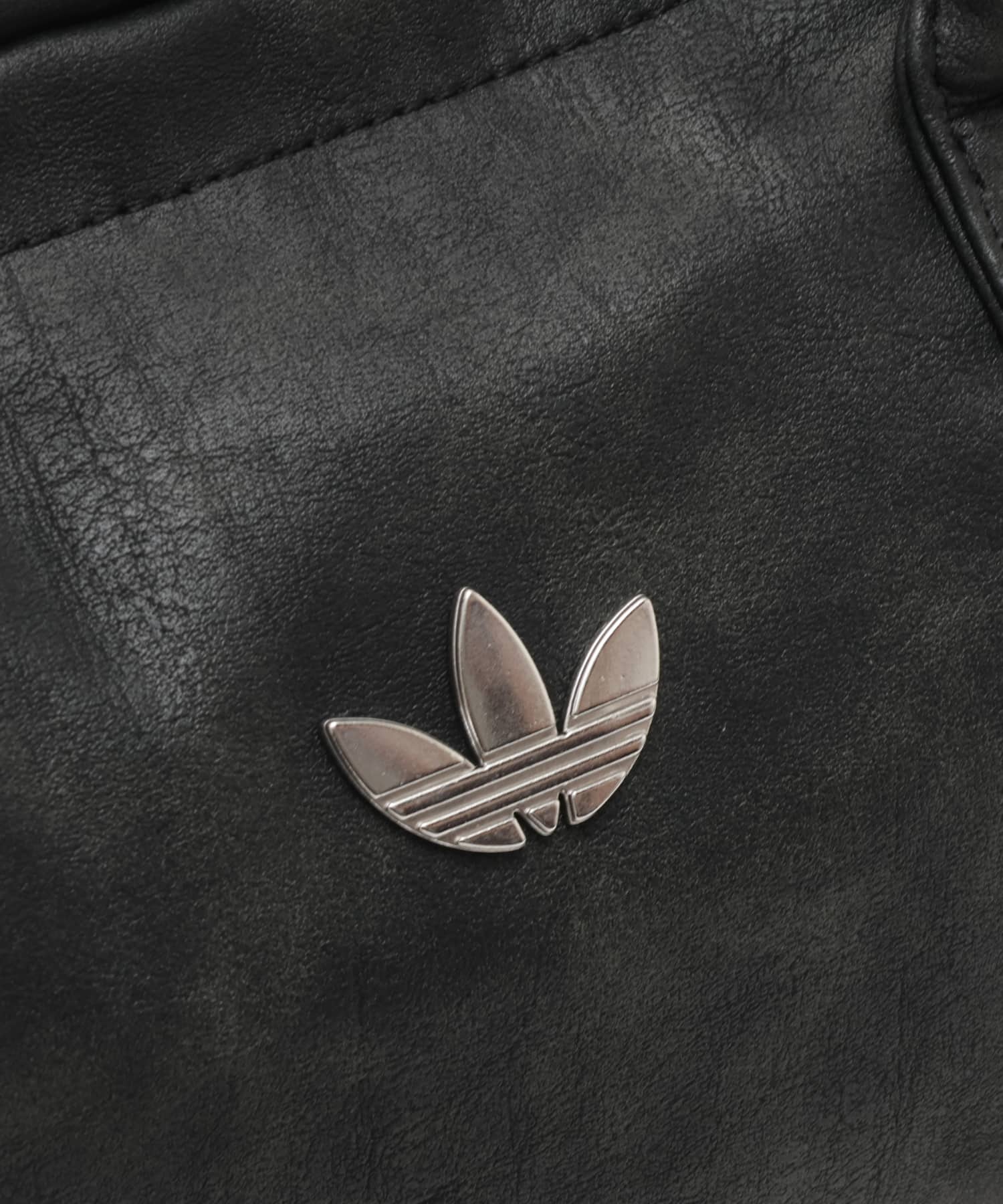 adidas ELONGATED BAG WITH POCKETS ブラックの画像