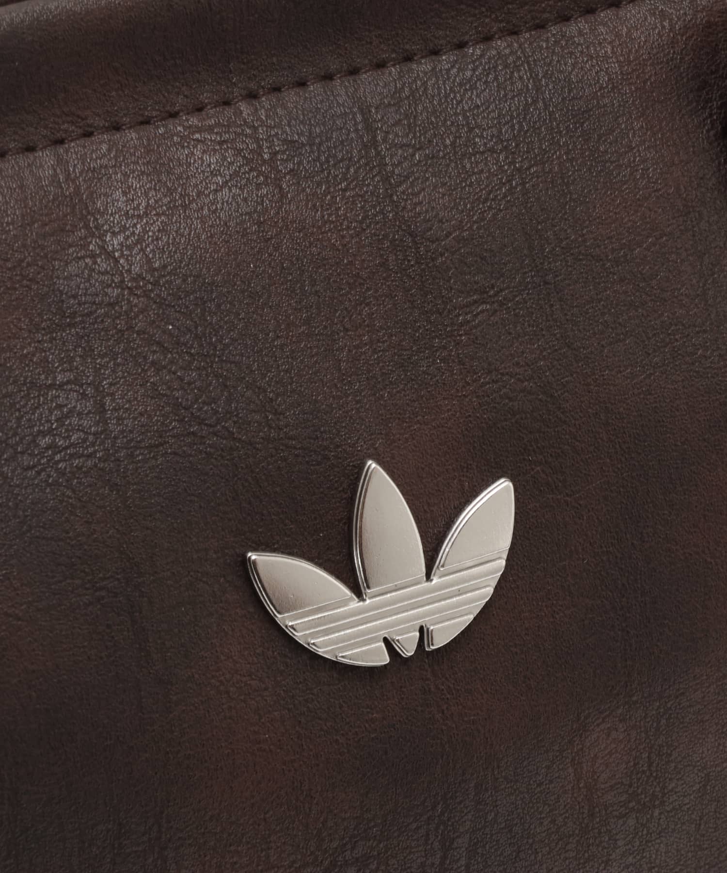 adidas ELONGATED BAG WITH POCKETS オーロラコーヒーの画像