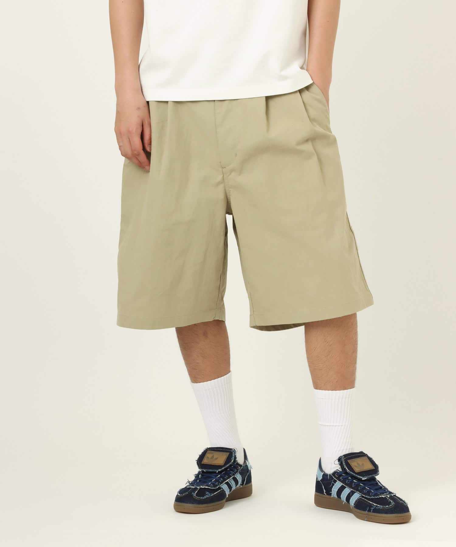 atmos 2-Tuck Baggy Shorts BEIGEの画像