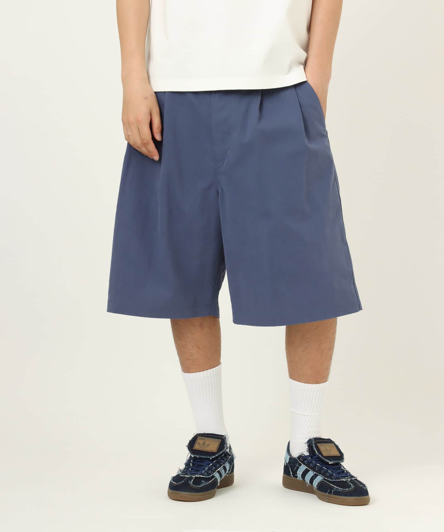 atmos 2-Tuck Baggy Shorts NAVYの画像
