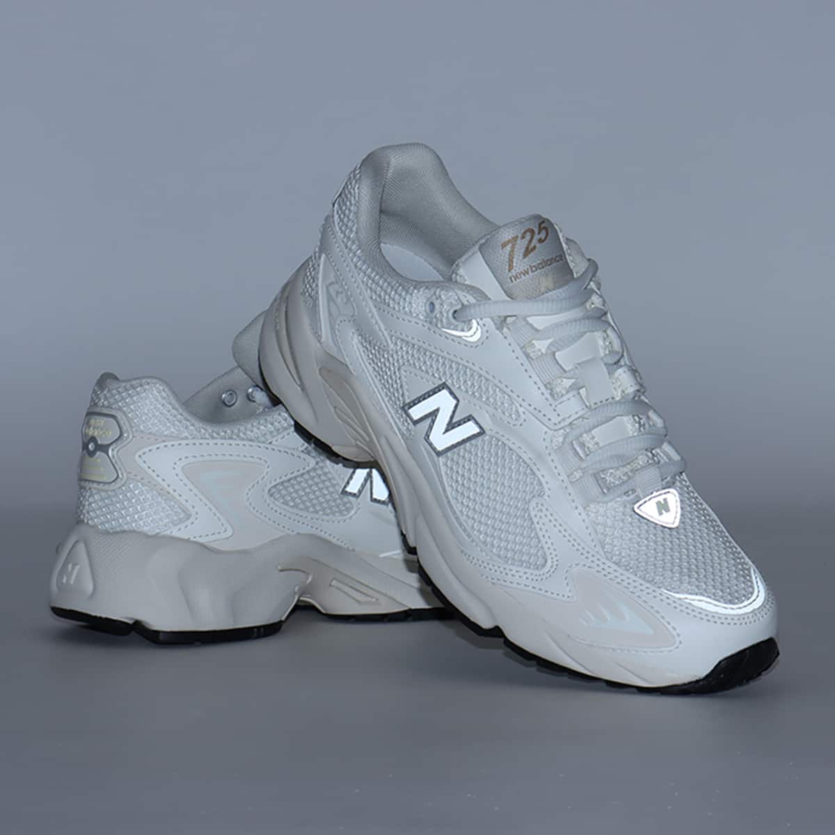 New Balance ML725CH WHITE/BEIGEの画像