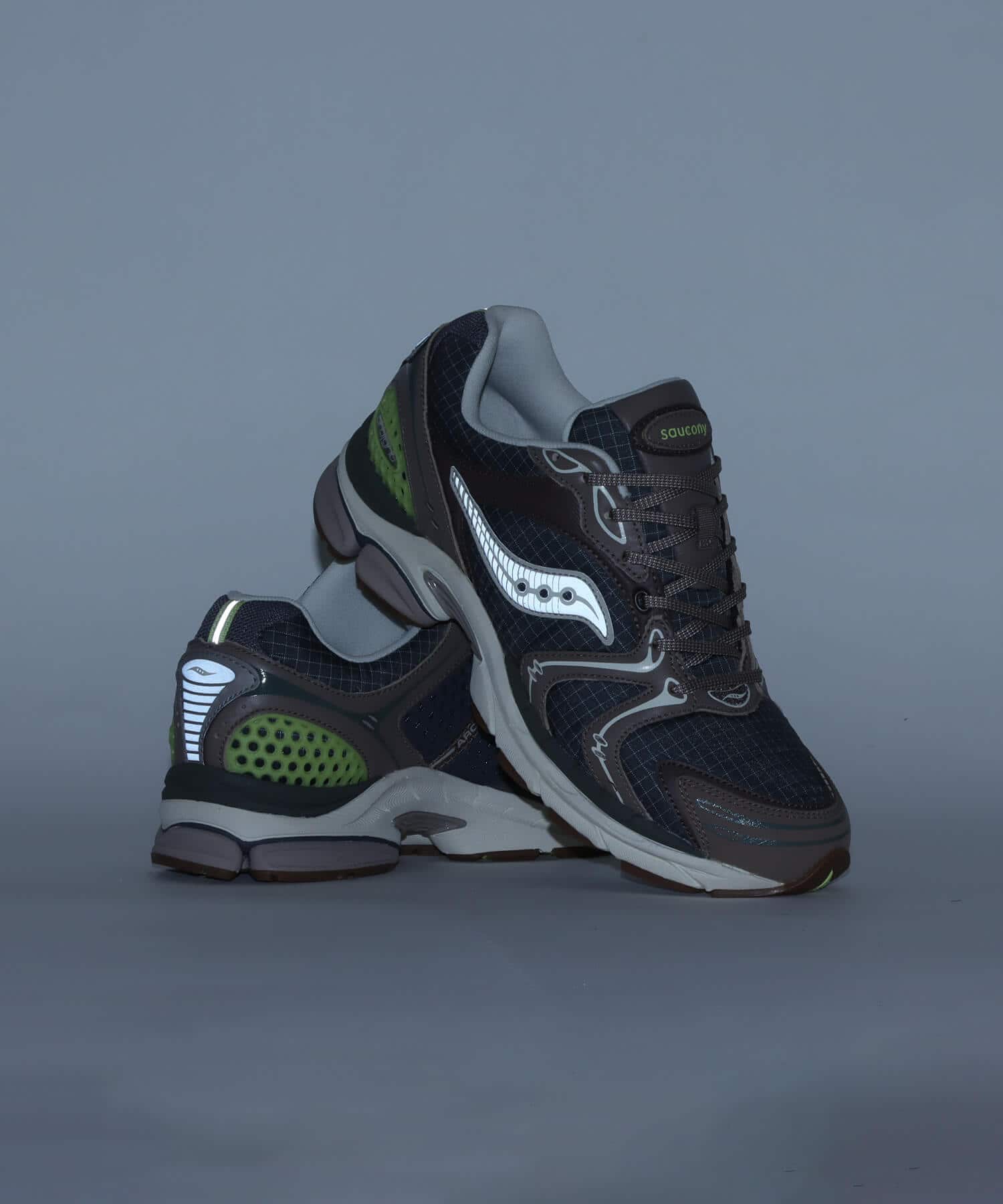 Saucony Progrid Triumph 4 CARBON/TAUの画像