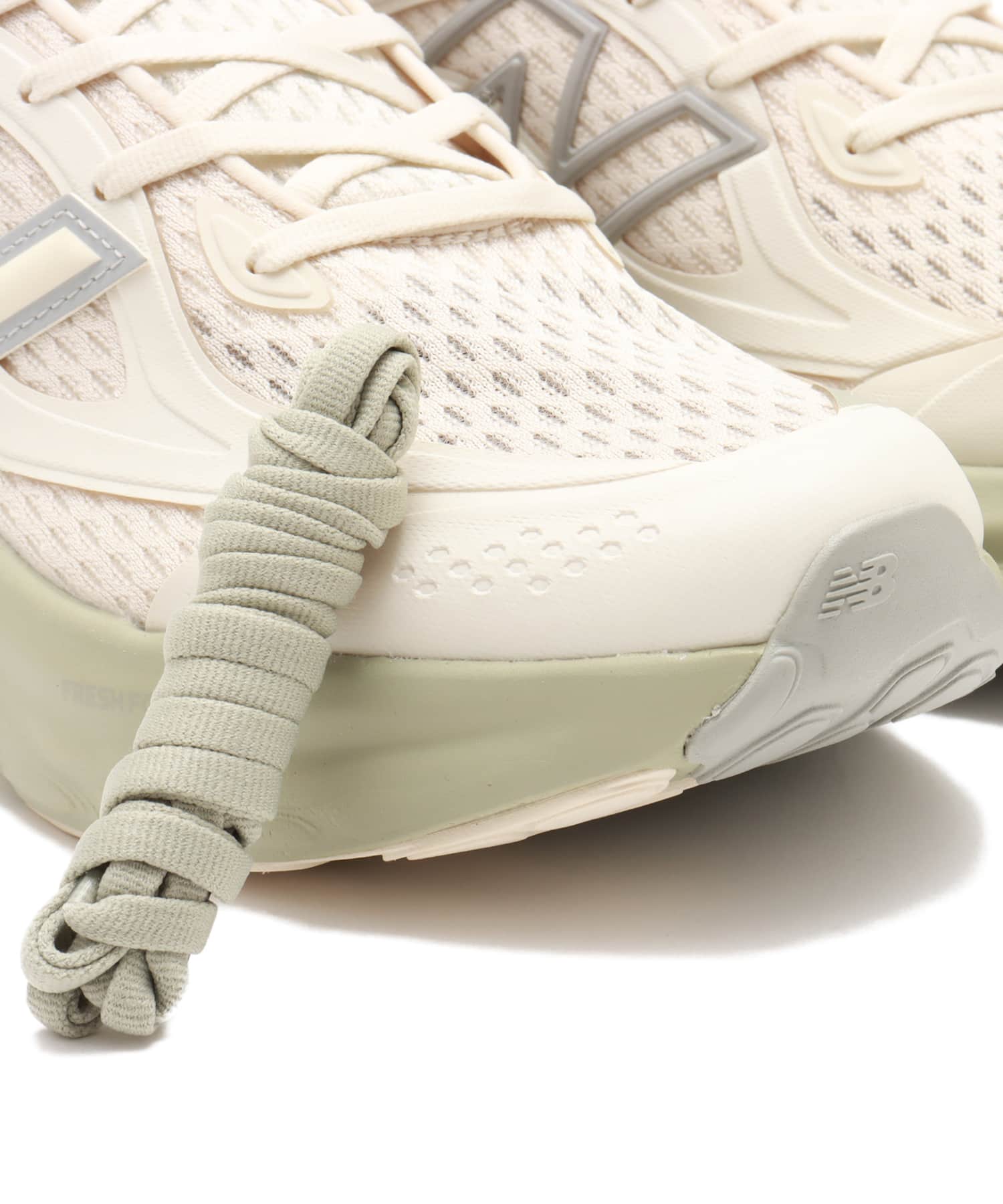 New Balance UTRNWA BEIGEの画像