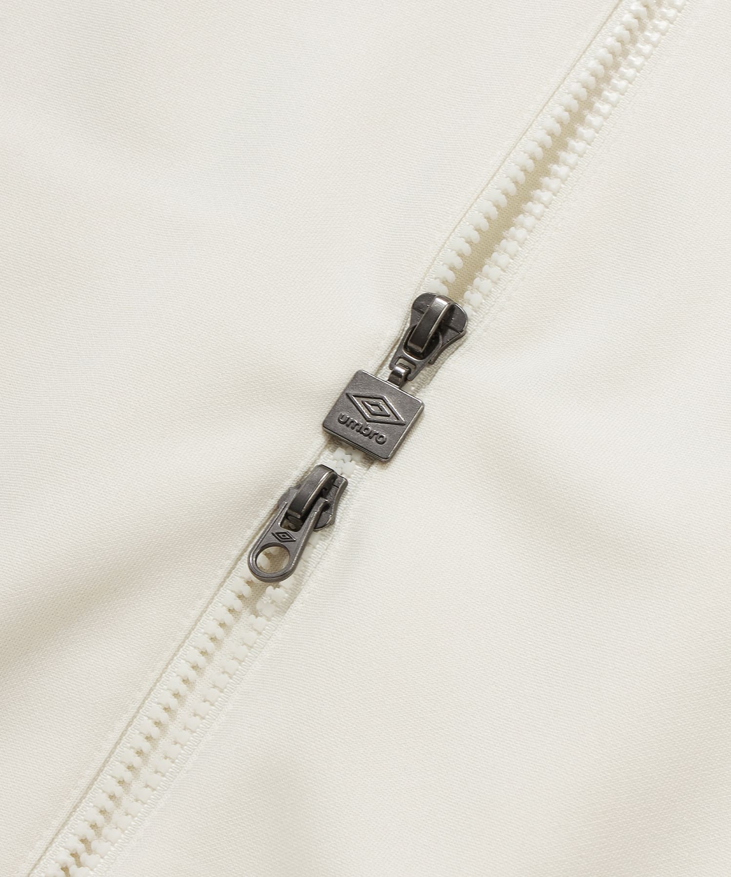 UMBRO 【KOREA COLLECTION】HBL OG STAND-NECK TRACKJACKET ホワイトの画像