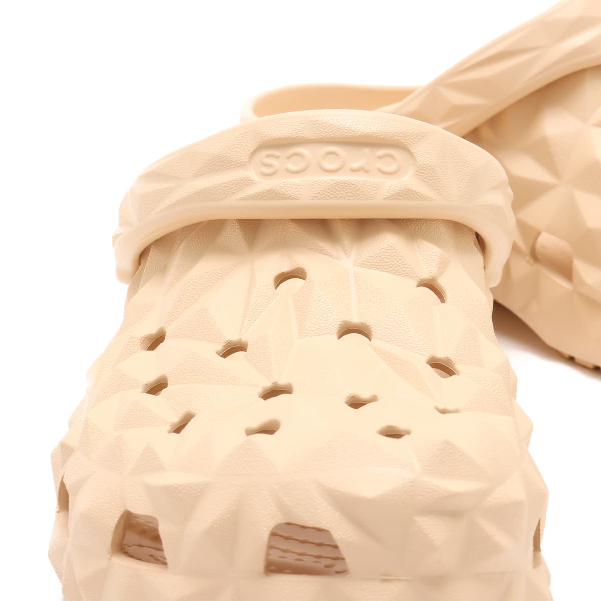 crocs Classic Geometric Clog Shitake の画像