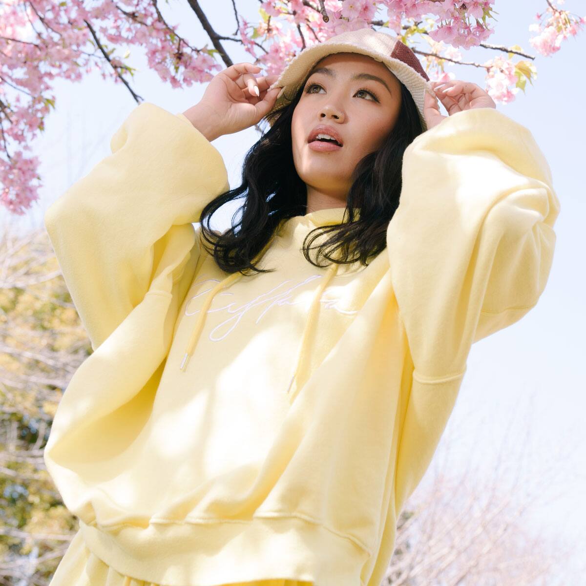 atmos pink RIEHATA エンブロイダリー ロゴ フーディー YELLOWの画像