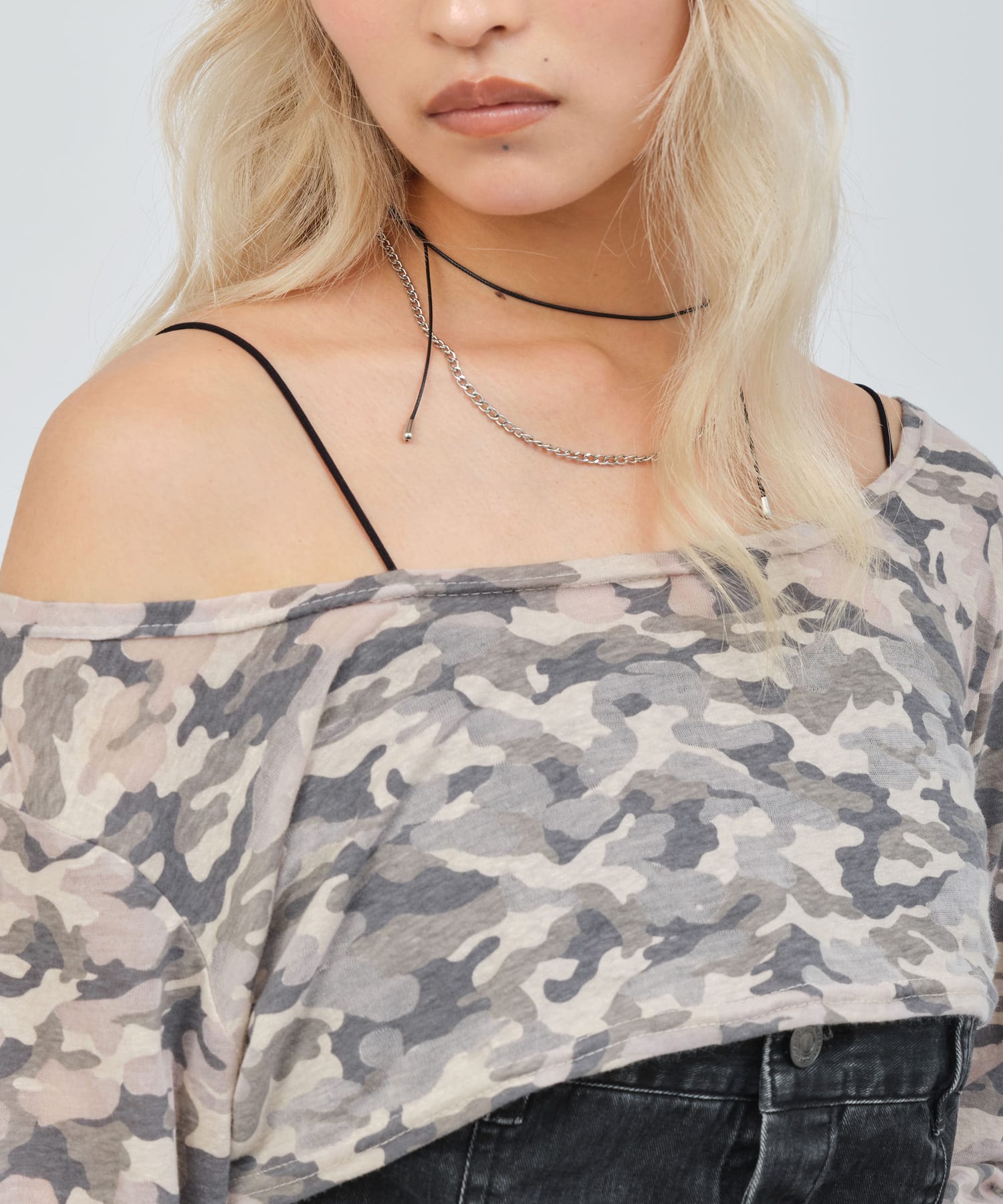 atmos pink Cropped Camouflage Tops BEIGEの画像