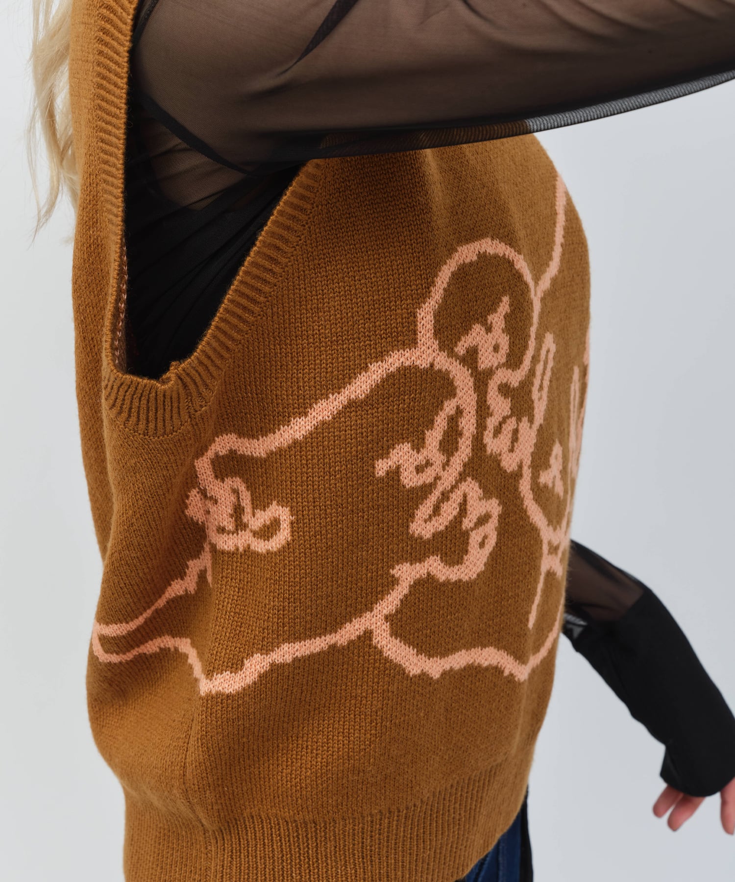 MARIA SAKURAI x atmos pink Ghost Knit Vest BROWNの画像