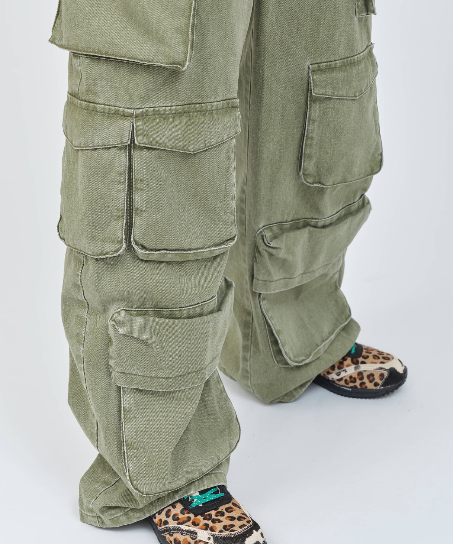 atmos pink Cargo All in One KHAKIの画像