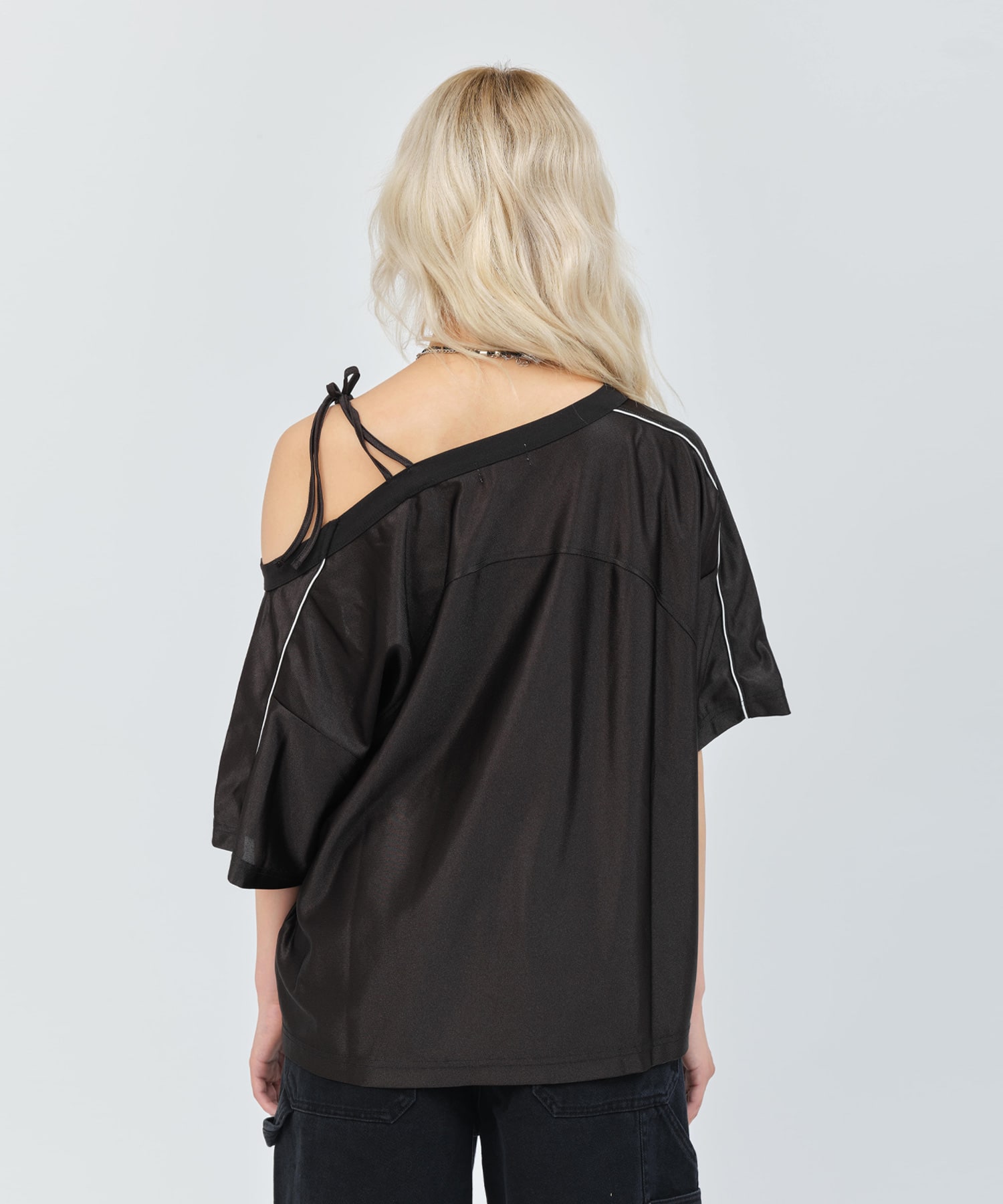 atmos pink Off Shoulder Football T-shirt BLACKの画像