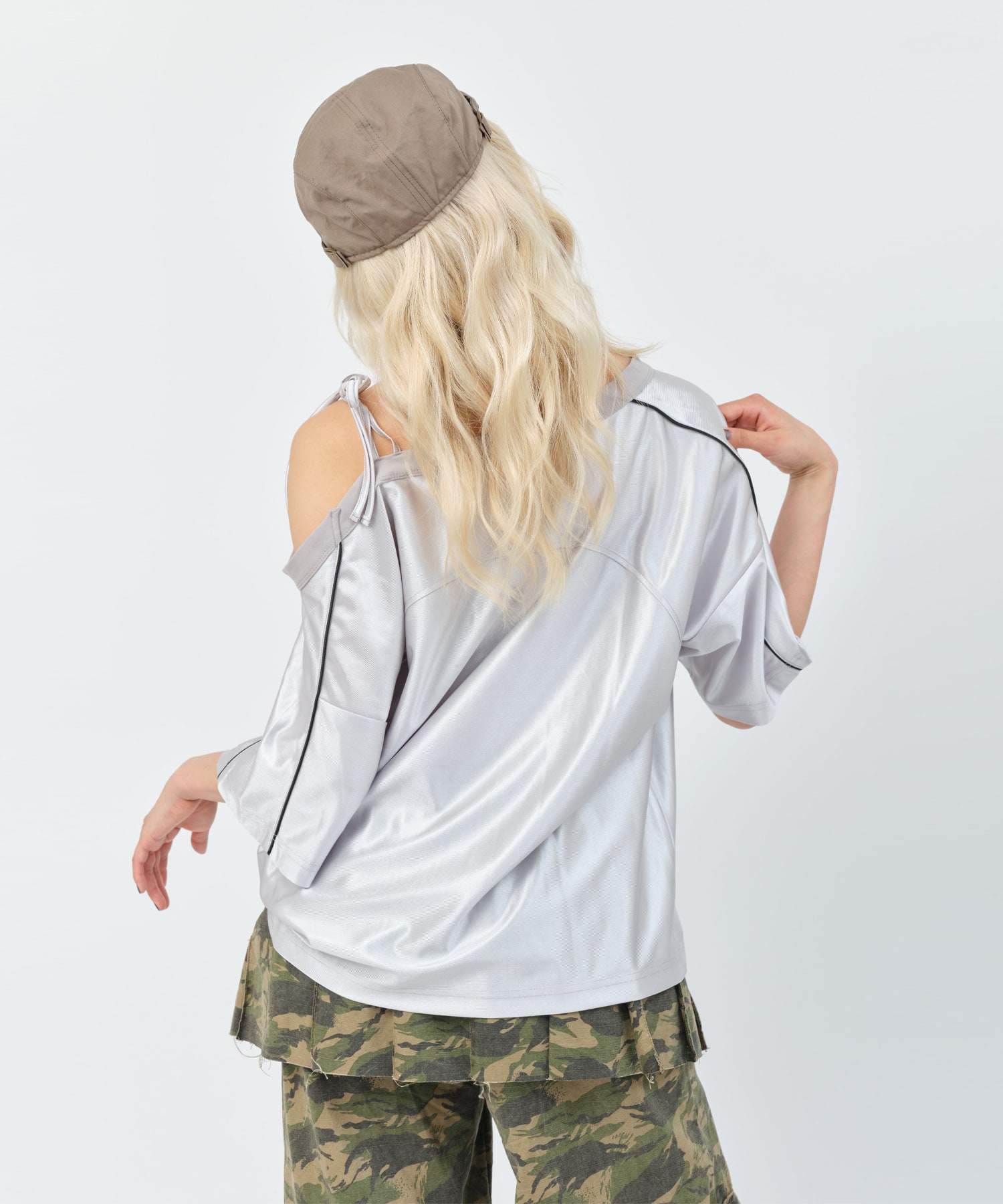 atmos pink Off Shoulder Football T-shirt GRAYの画像